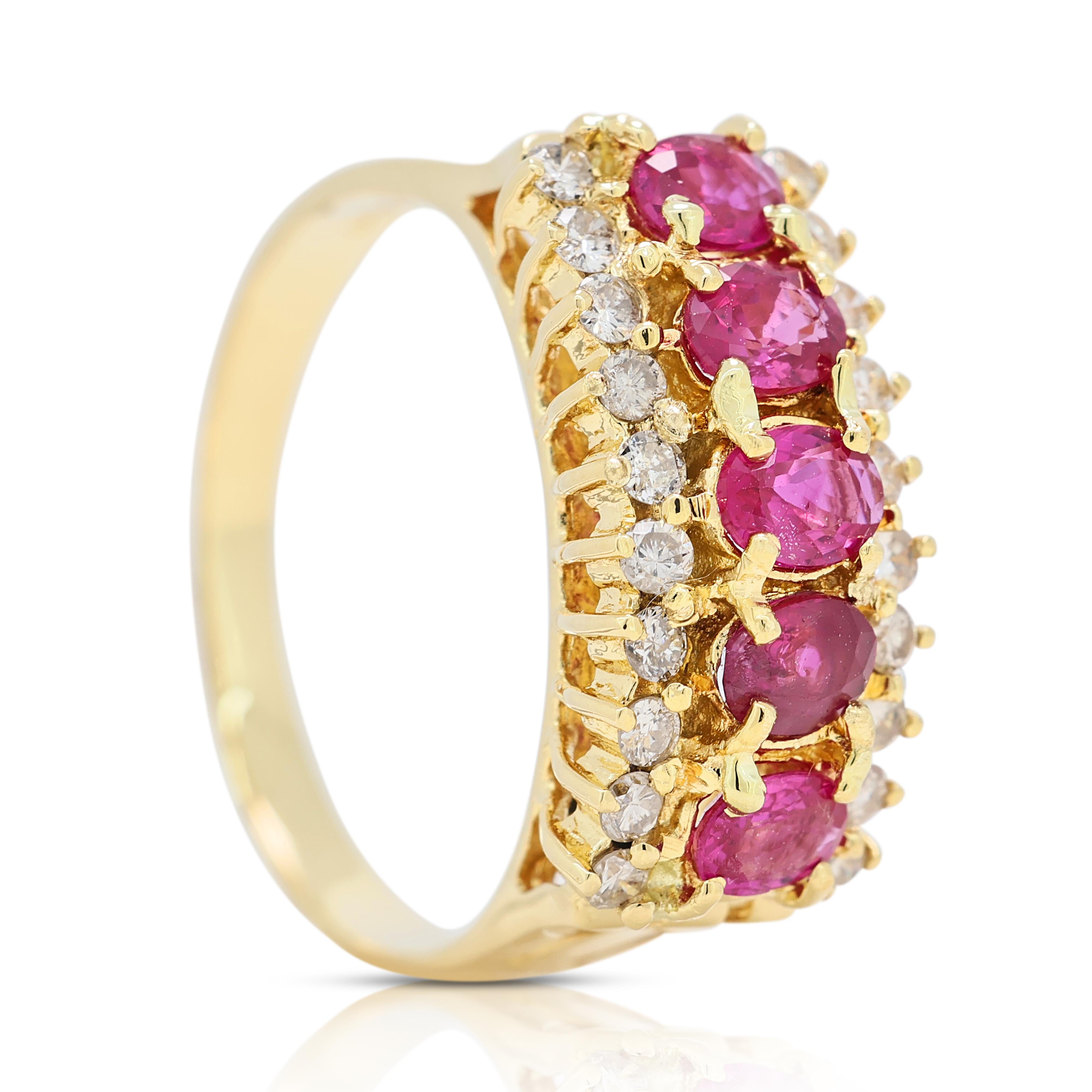 Superbe bague en or jaune 18 carats avec rubis et diamants de 1,39 carat Neuf - En vente à רמת גן, IL