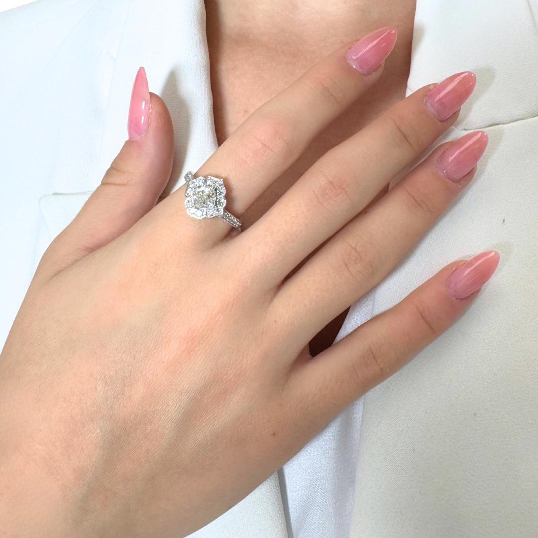 Whiting 1.41ct Diamonds Cluster Ring en or blanc 18k - Certifié GIA

Célébration de l'élégance et de l'artisanat, cette bague en or blanc 18 carats est ornée d'un diamant coussin de 1,00 ct qui brille d'un éclat brillant et d'une pureté presque sans