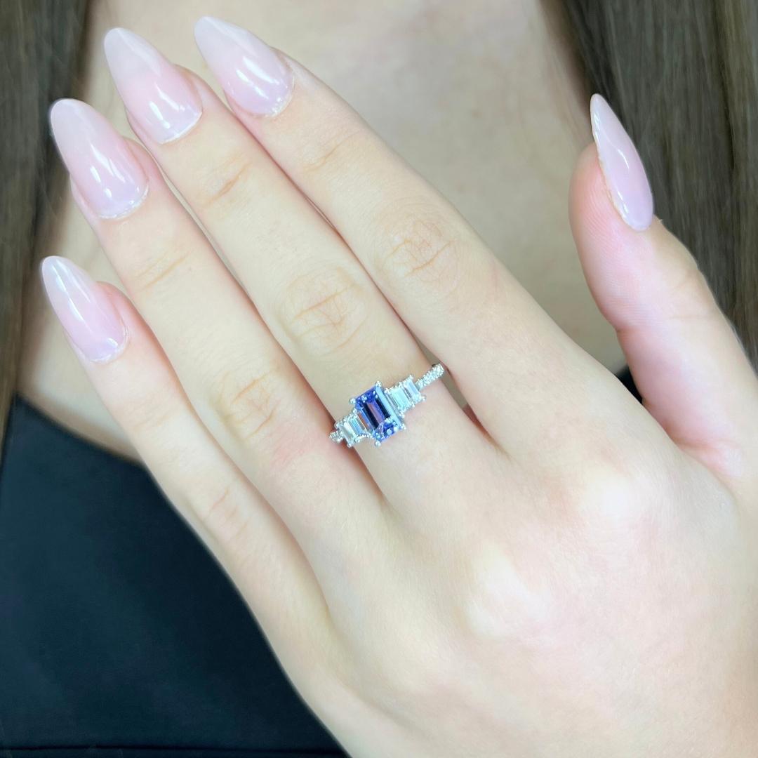 Impresionante Anillo con pavé de tanzanita y diamantes de 1,43 ct en oro blanco de 18k - Certificado IGI

Este refinado anillo de oro blanco de 18 quilates combina el rico encanto de una tanzanita azul violácea talla cojín de 1,01 quilate con el