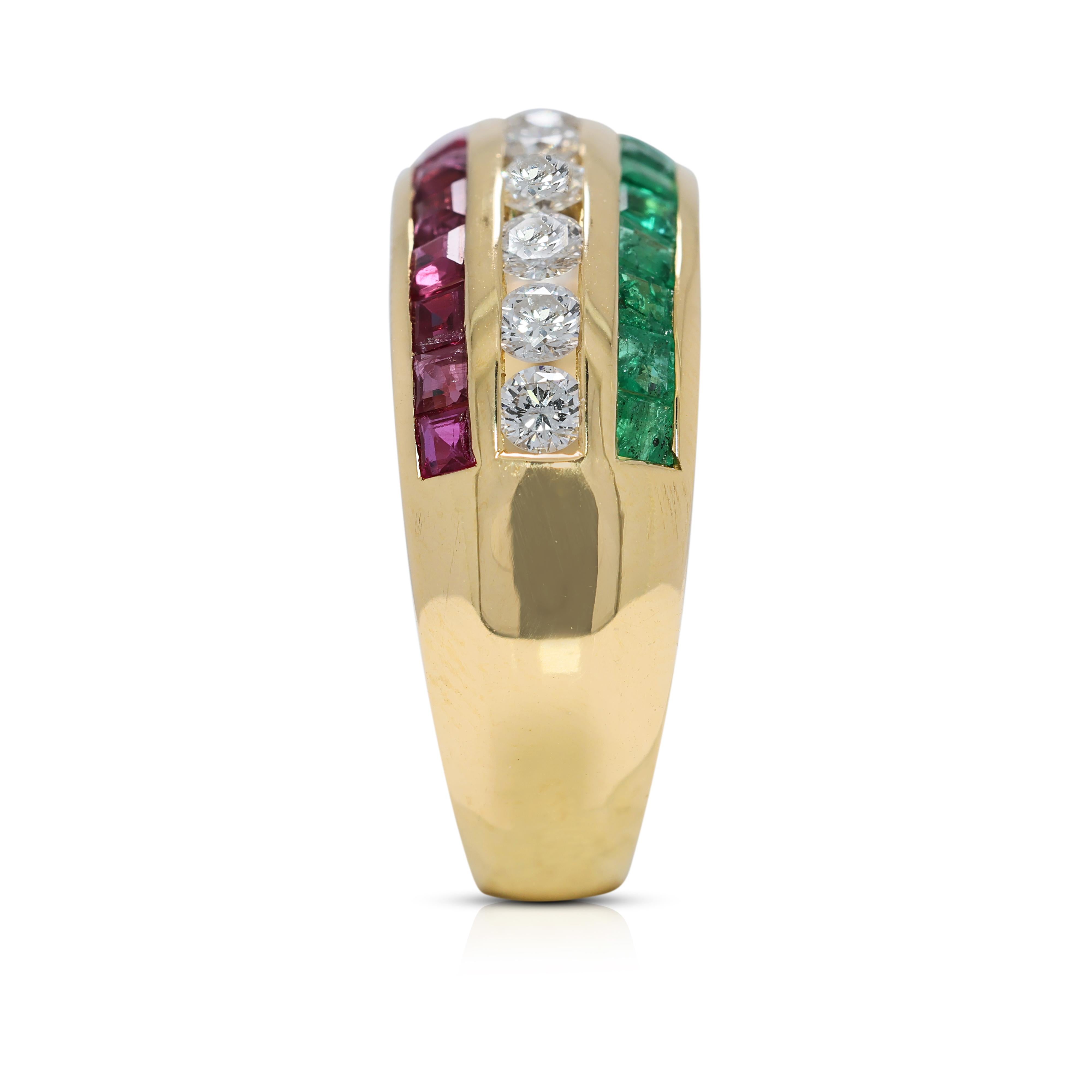 Impresionante anillo de oro amarillo de 18 quilates con rubí, esmeralda y diamantes naturales de 1,45 quilates en Excelente estado para la venta en רמת גן, IL
