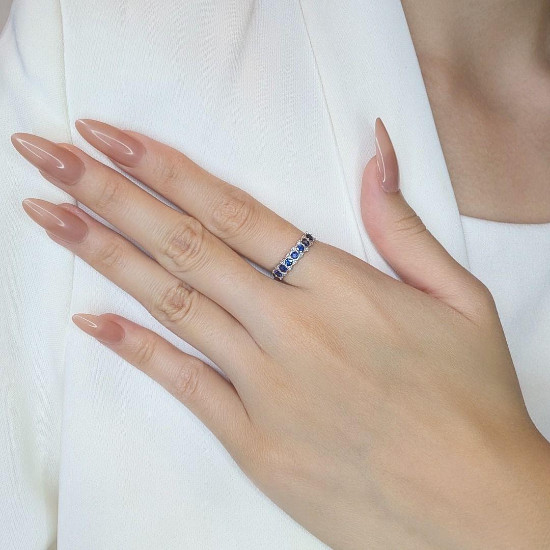 Dieser elegante Ring von 1,4 Karat präsentiert sieben atemberaubende runde Brillantsaphire von insgesamt 0,7 Karat, die ein fesselndes blaues Leuchten ausstrahlen. Die Saphire werden durch 16 runde Brillanten ergänzt, die dem Design 0,7 ct. an