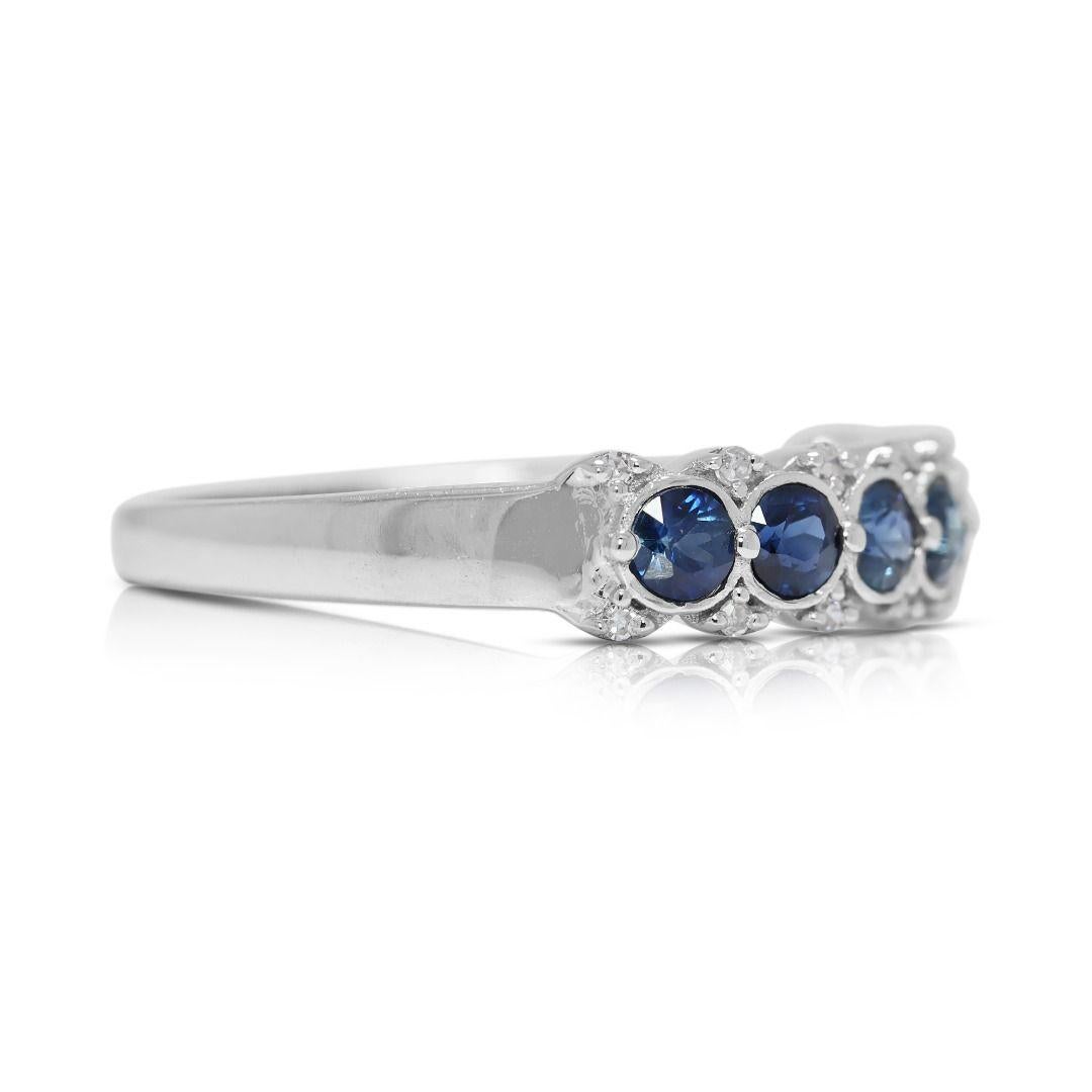 Atemberaubender Ring aus 18 Karat Weißgold mit 1,4 Karat Saphir und natürlichen Diamanten (Rundschliff) im Angebot