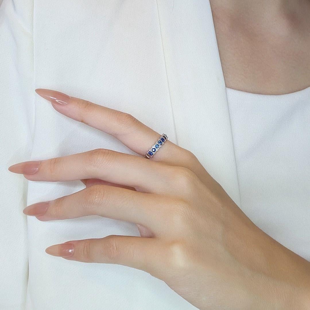 Atemberaubender Ring aus 18 Karat Weißgold mit 1,4 Karat Saphir und natürlichen Diamanten im Angebot 2
