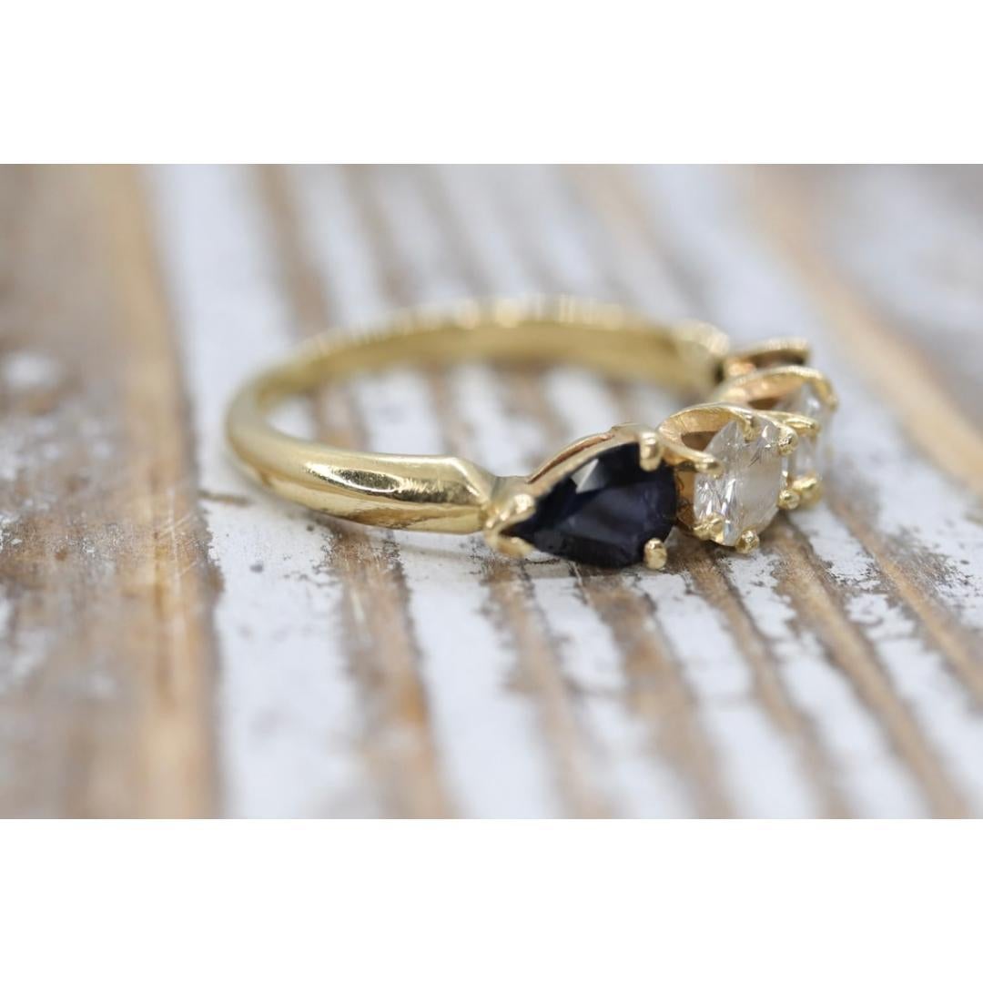 Vintage degli anni '70
Dimensione: 6
Materiali: Oro
Pietra preziosa: Diamante
Colore della gemma: incolore

Colore della banda: oro

Stupendo anello realizzato su misura. Non troverai nulla di simile.

Due diamanti gemelli con due zaffiri taglio