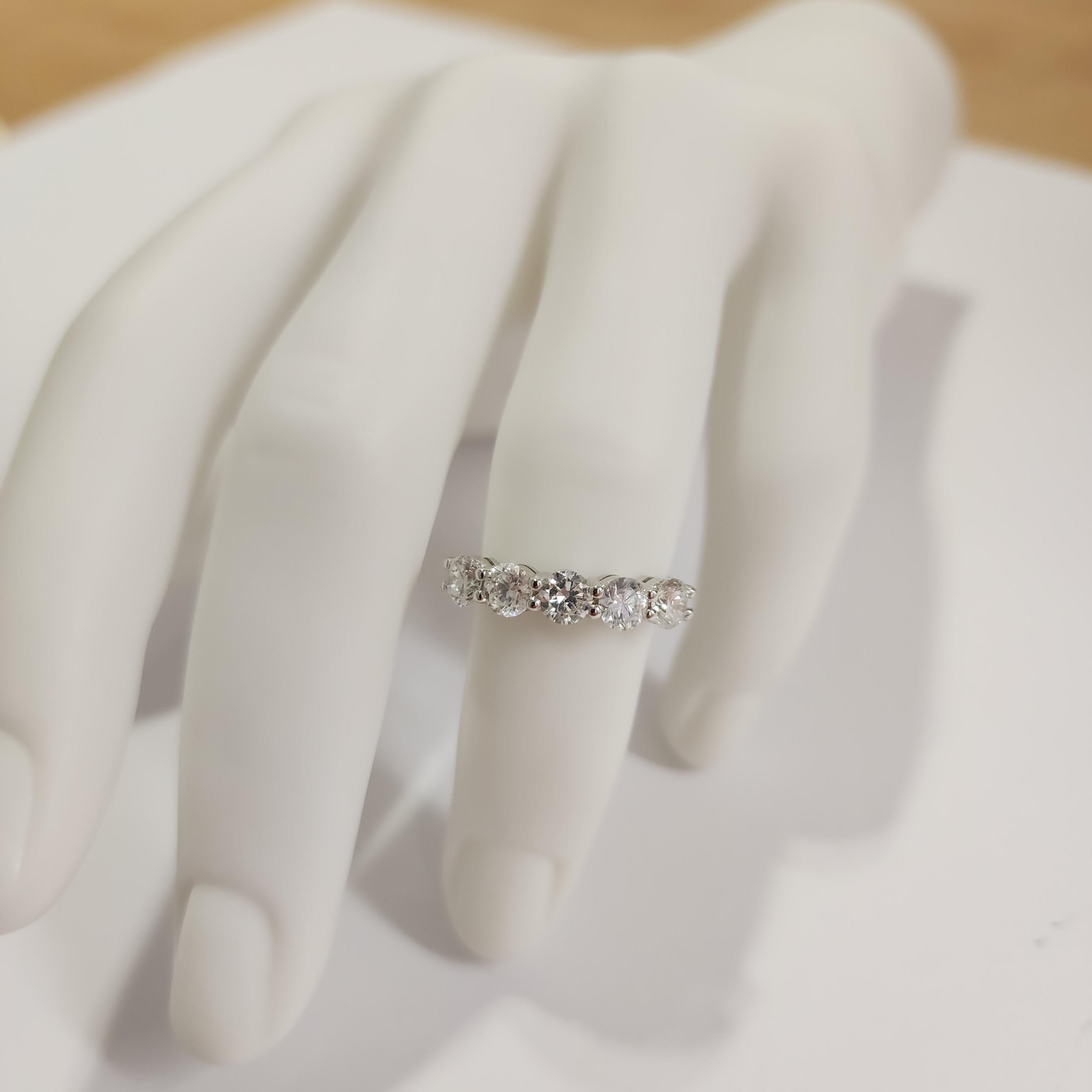 Atemberaubender Ring aus 14 Karat Weißgold mit 5 Steinen und 1,51 Karat natürlichen Diamanten im Angebot 4