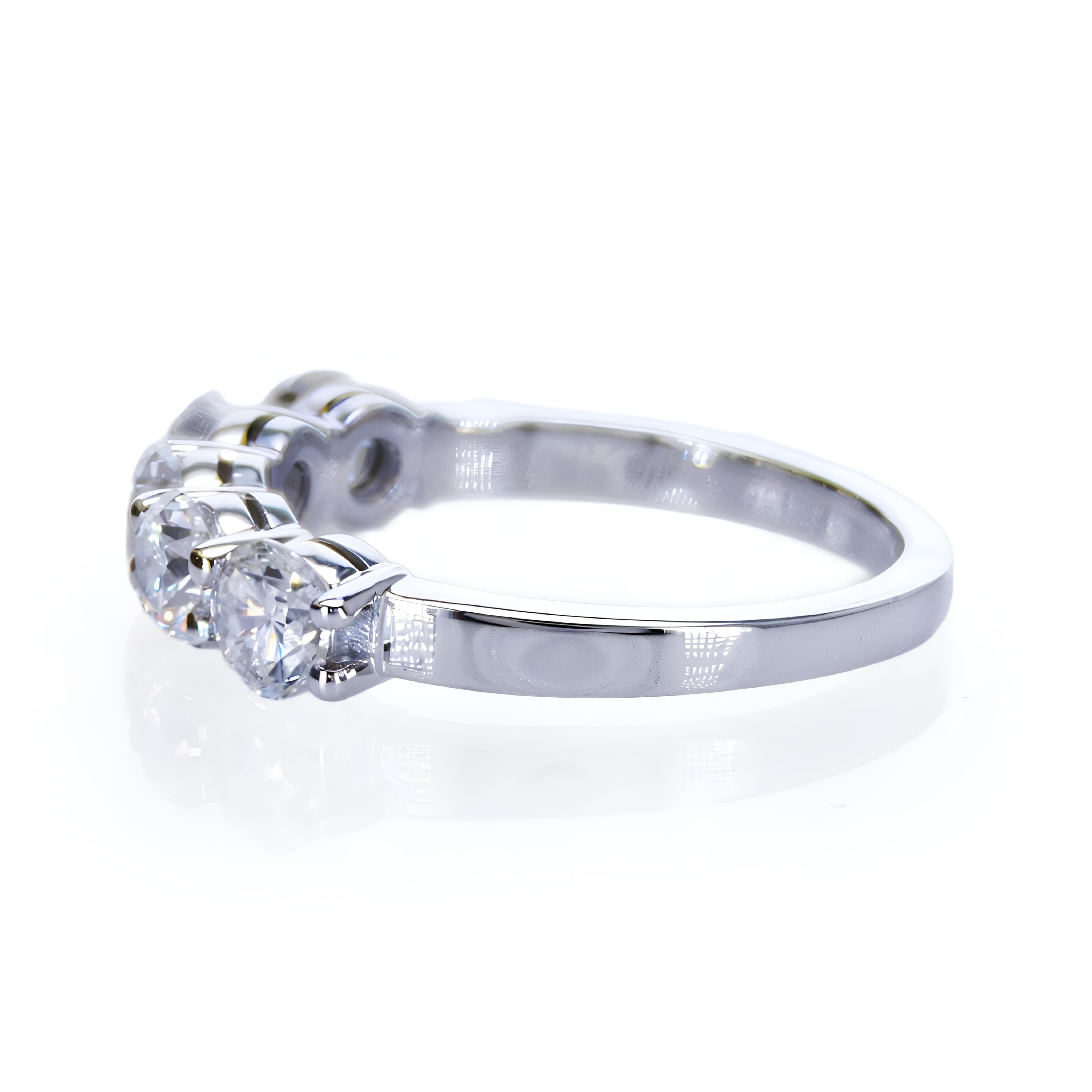 Atemberaubender Ring aus 14 Karat Weißgold mit 5 Steinen und 1,51 Karat natürlichen Diamanten (Moderne) im Angebot