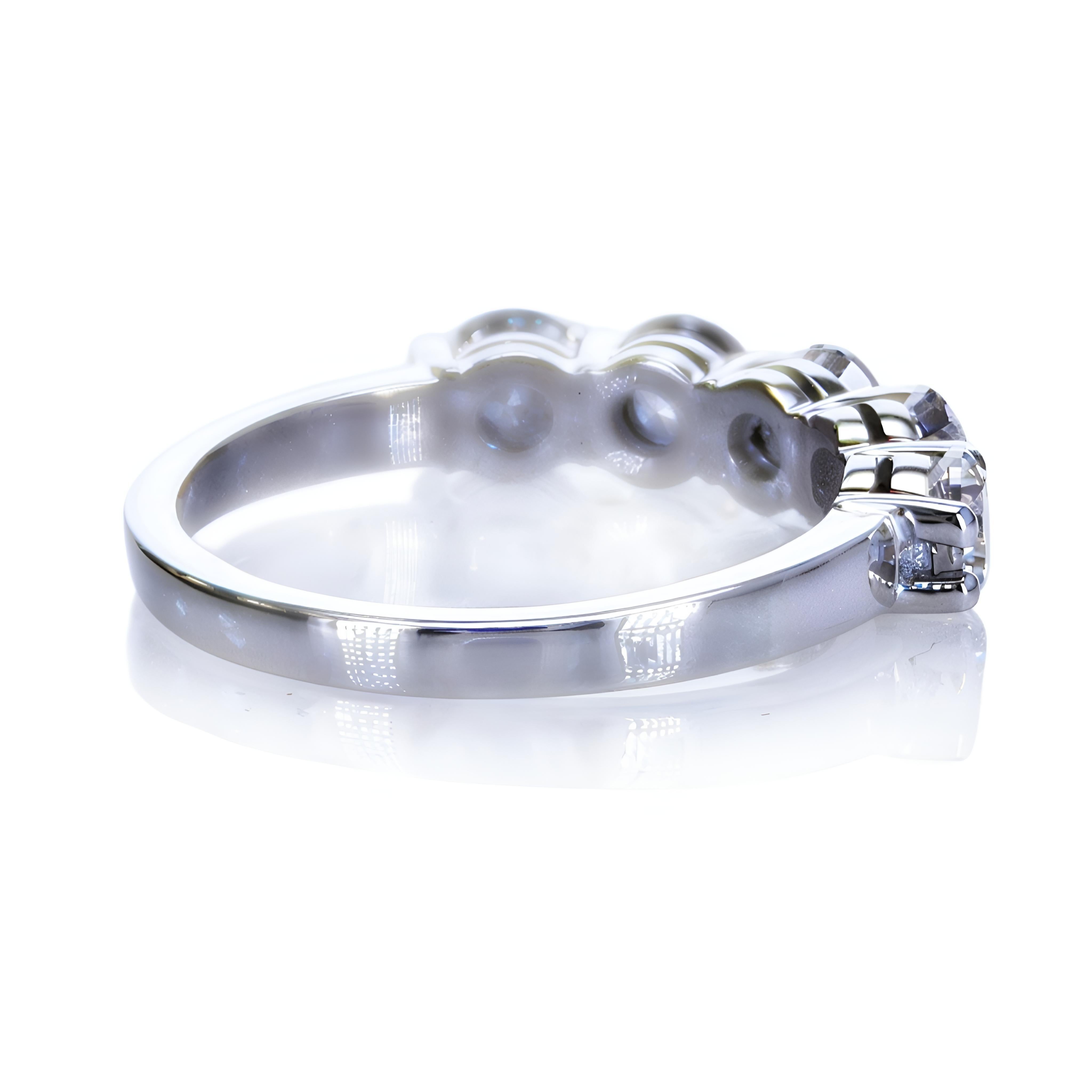 Atemberaubender Ring aus 14 Karat Weißgold mit 5 Steinen und 1,51 Karat natürlichen Diamanten (Brillantschliff) im Angebot
