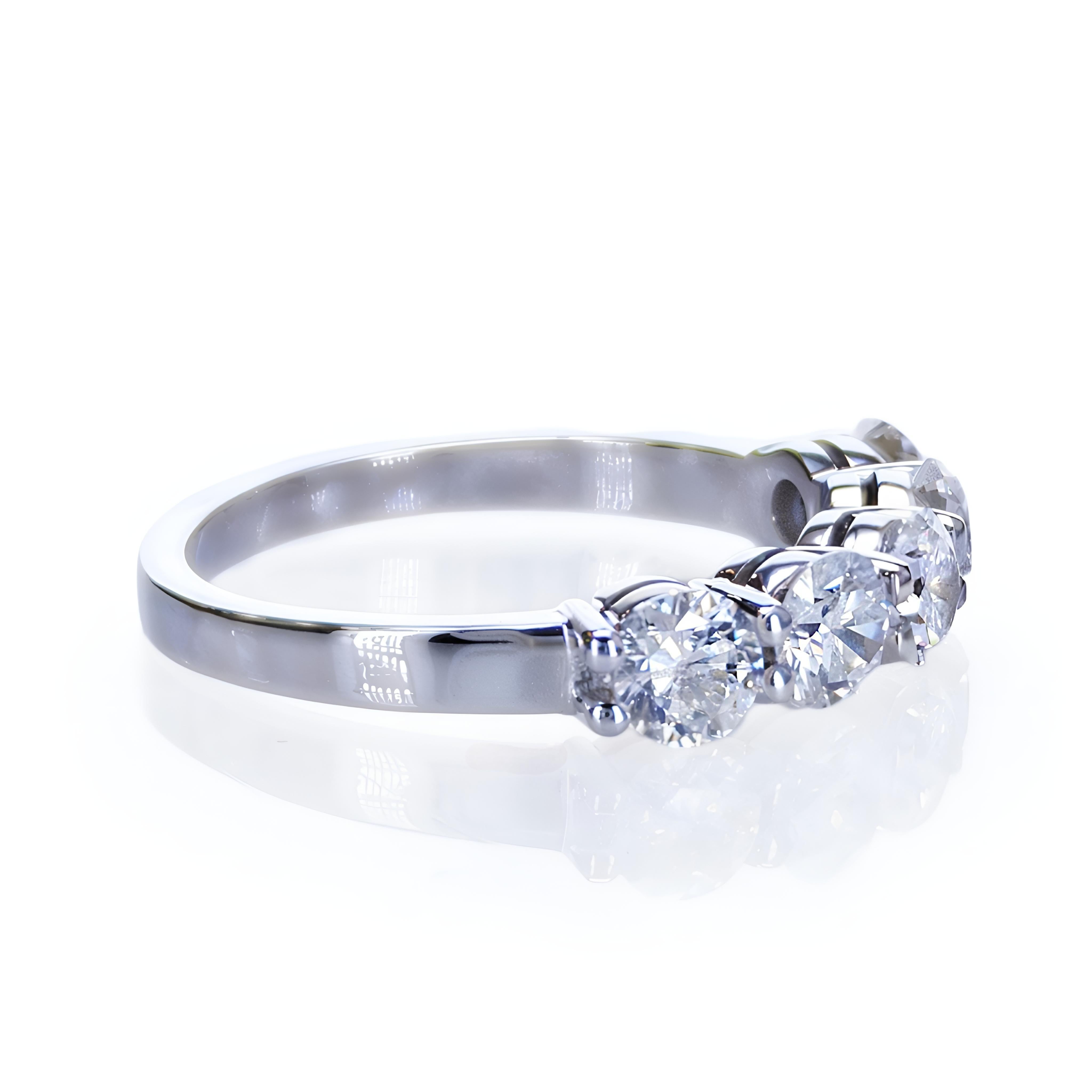 Atemberaubender Ring aus 14 Karat Weißgold mit 5 Steinen und 1,51 Karat natürlichen Diamanten im Zustand „Neu“ im Angebot in רמת גן, IL