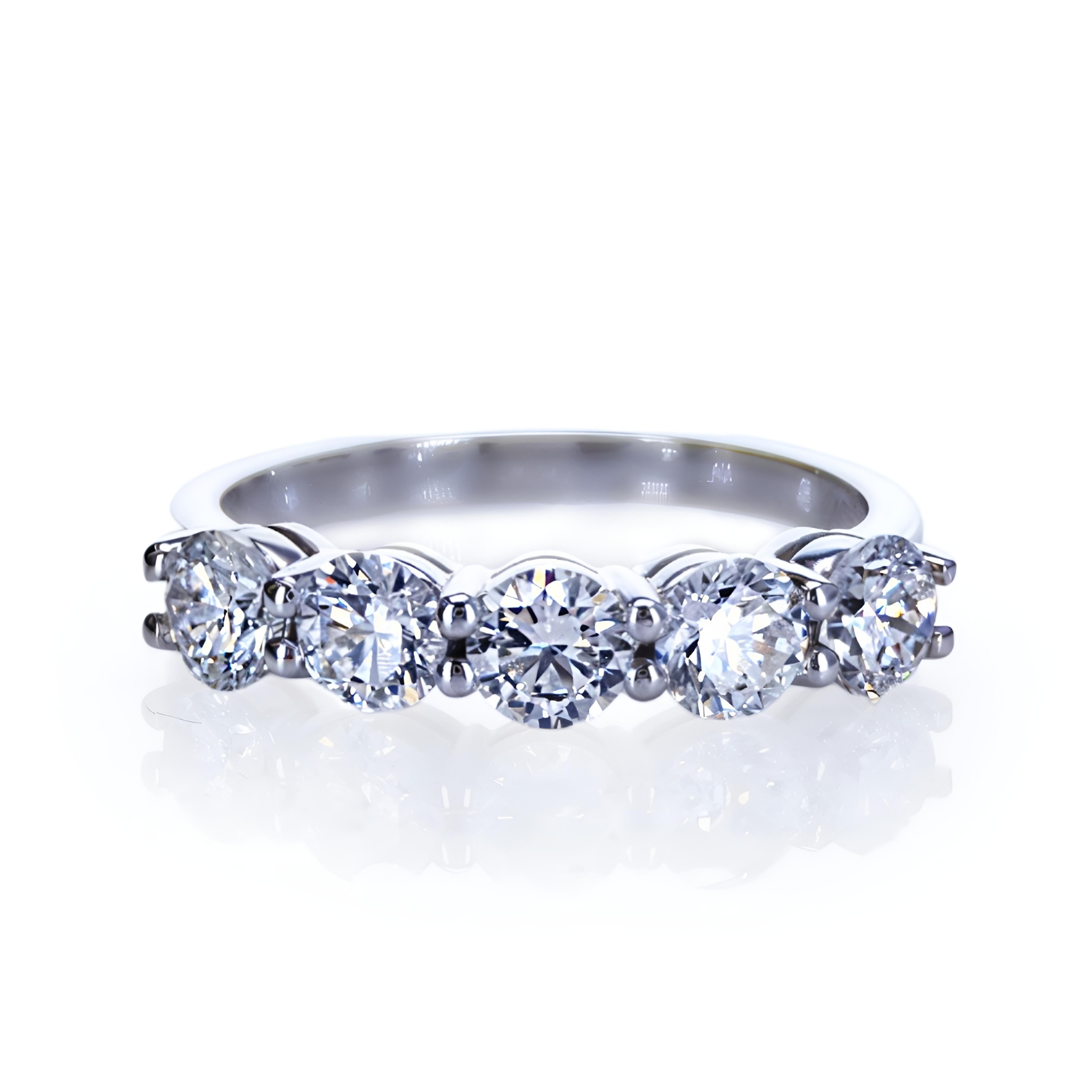Atemberaubender Ring aus 14 Karat Weißgold mit 5 Steinen und 1,51 Karat natürlichen Diamanten für Damen oder Herren im Angebot