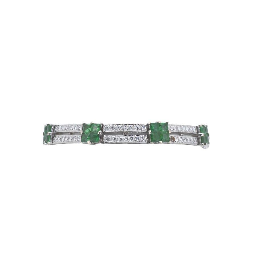 A beautiful cluster bracelet with a dazzling 1.6 carat  natural emerald. It has 2.24 carat of side diamonds which add more to its elegance. The jewelry is made of 14k white gold with a high quality polish. It comes with a fancy jewelry box.

32