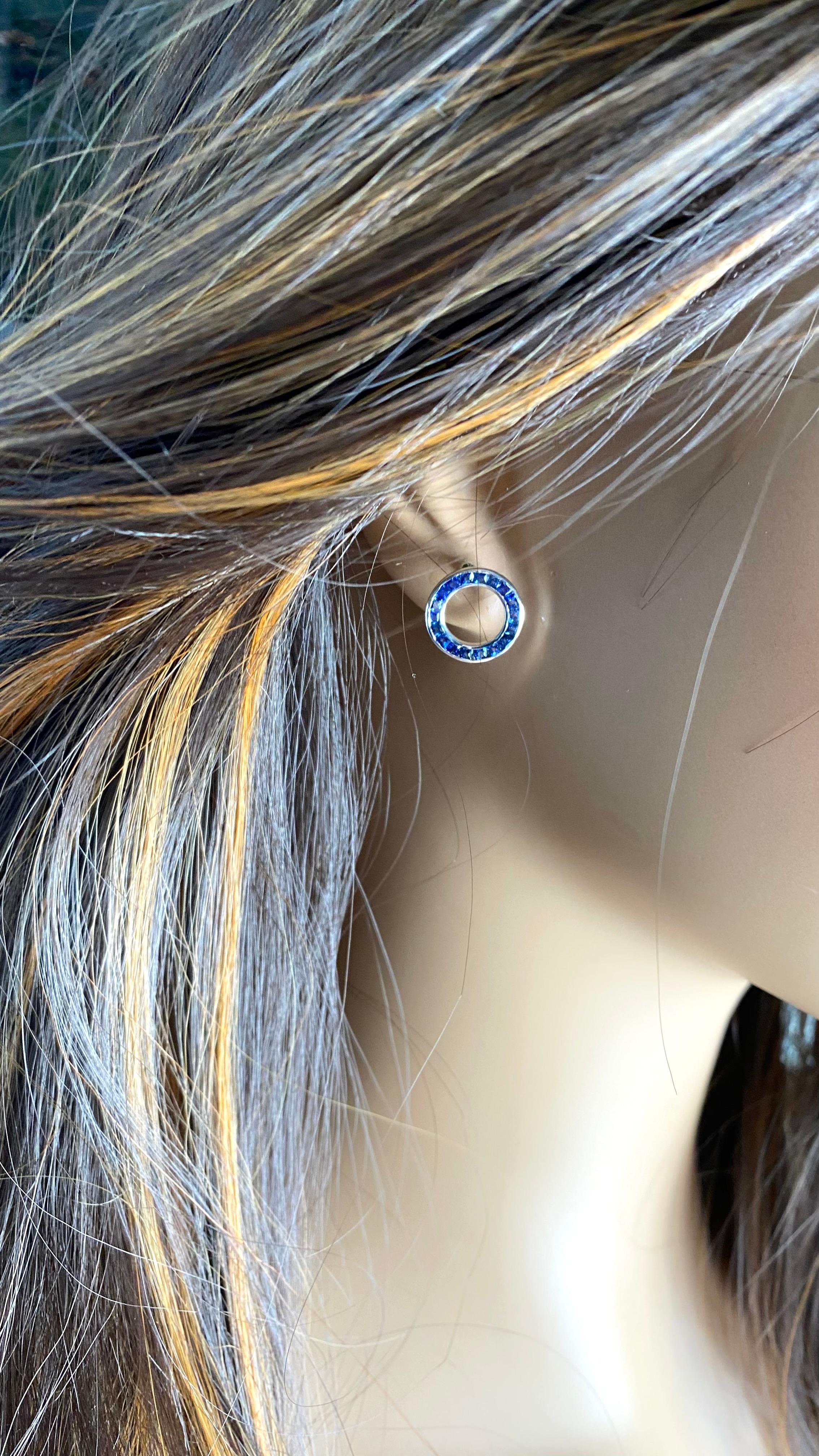 Taille princesse Whiting Boucles d'oreilles en or blanc 14 carats 36 saphirs Princesse 1.65 carats en vente