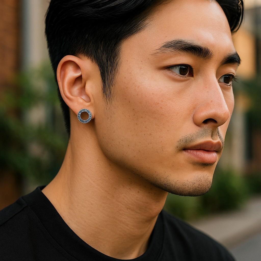 Rehaussez votre collection de bijoux avec ces exquises boucles d'oreilles circulaires en or blanc 14 carats, magistralement serties de 36 saphirs de taille princesse totalisant 1,65 carat. Mesurant 0,52 pouces de diamètre, ces boucles d'oreilles