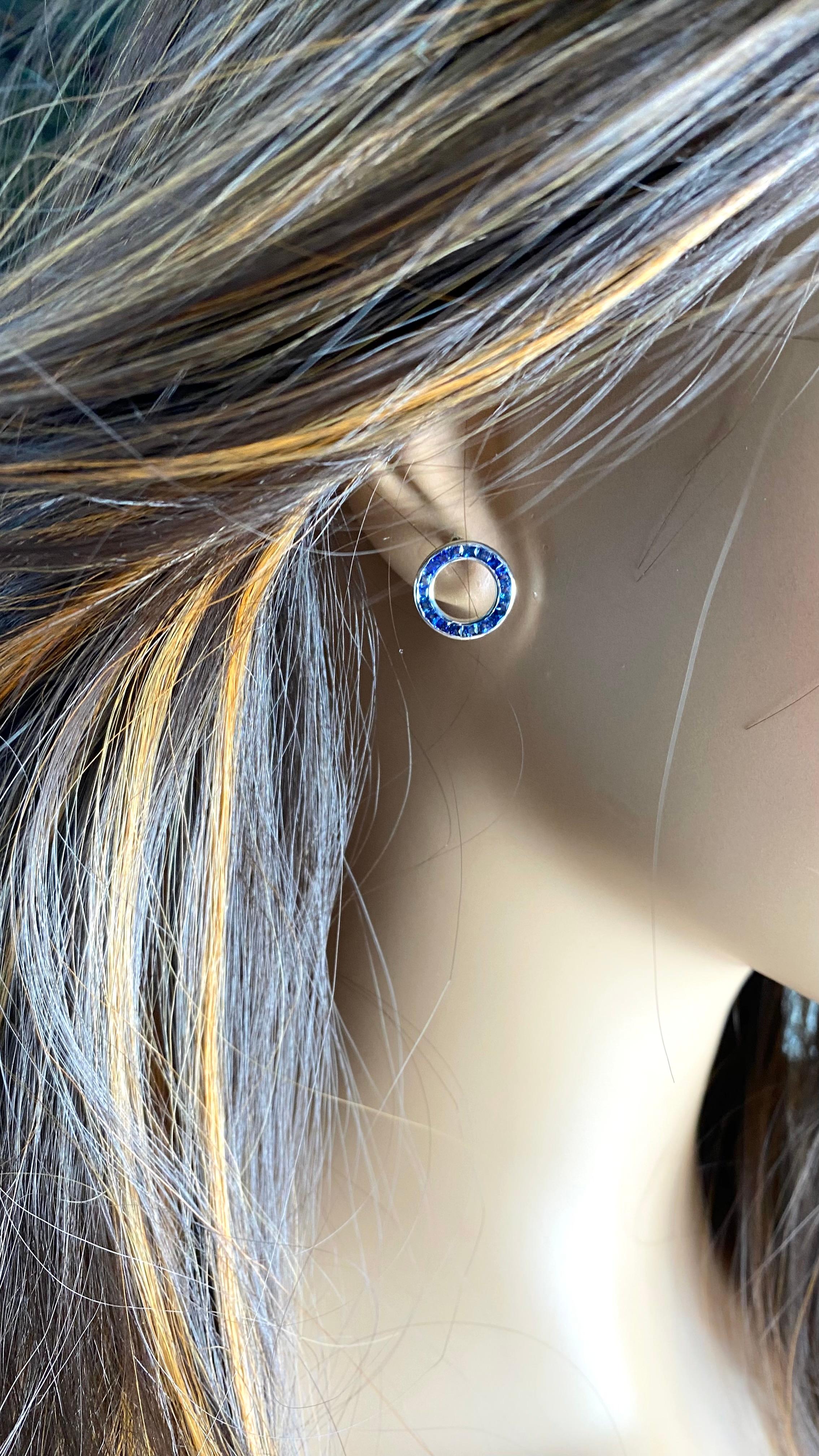 Whiting Boucles d'oreilles en or blanc 14 carats 36 saphirs Princesse 1.65 carats Unisexe en vente