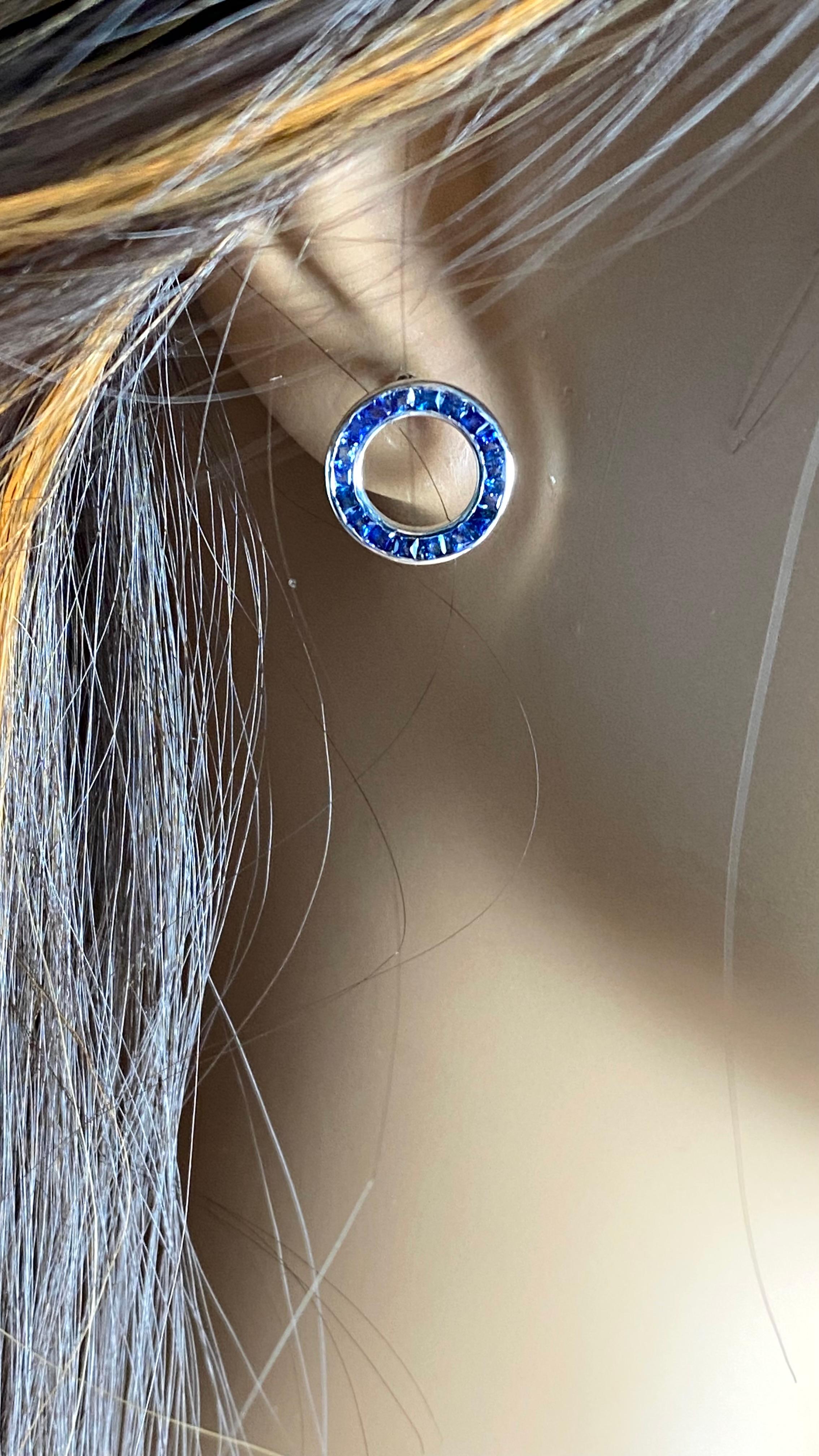 Whiting Boucles d'oreilles en or blanc 14 carats 36 saphirs Princesse 1.65 carats en vente 1
