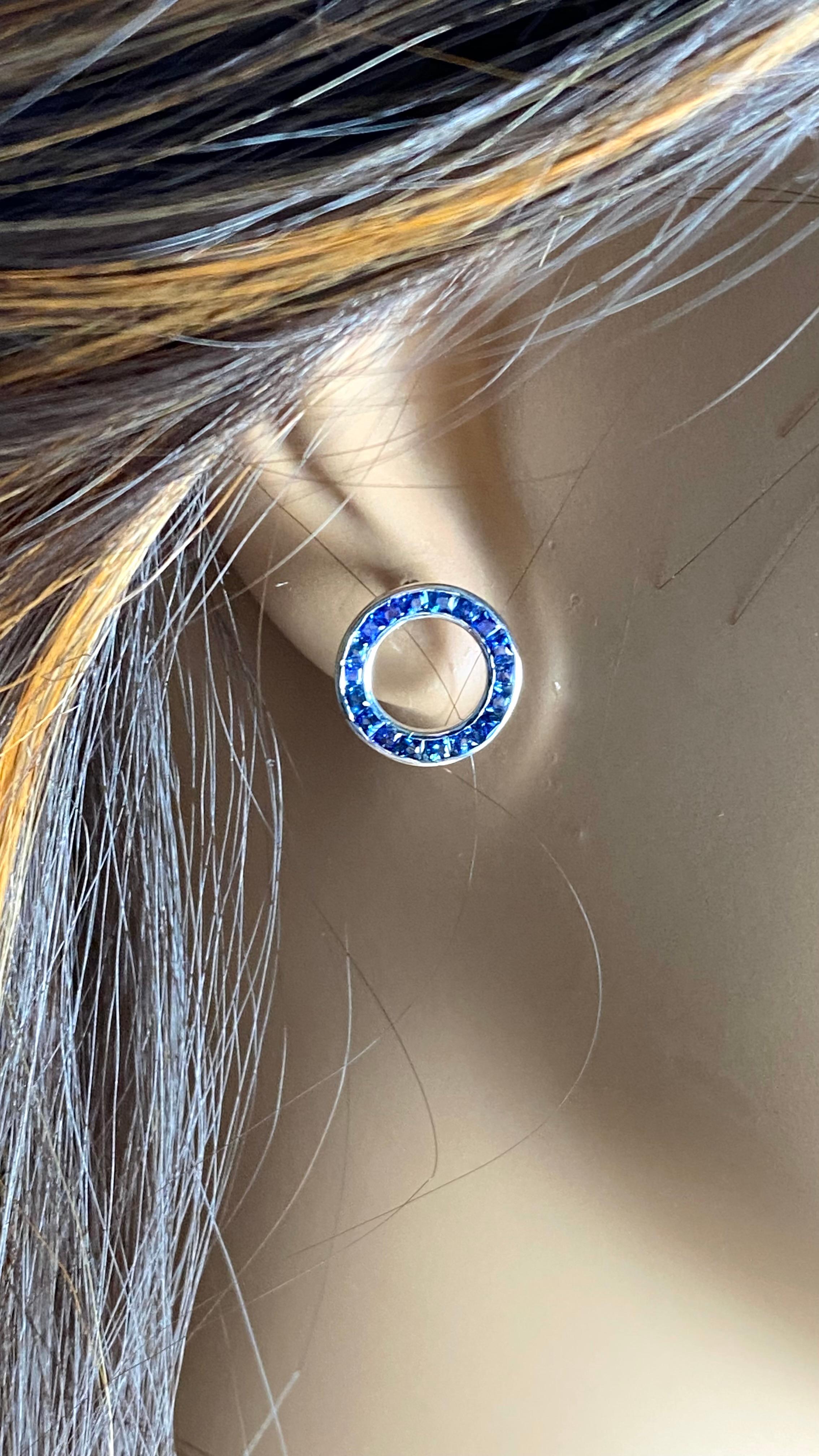Whiting Boucles d'oreilles en or blanc 14 carats 36 saphirs Princesse 1.65 carats en vente 3