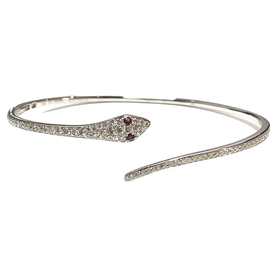 Atemberaubendes 18k Weißgold Detailliertes Schlangen-Diamant-Armband im Angebot