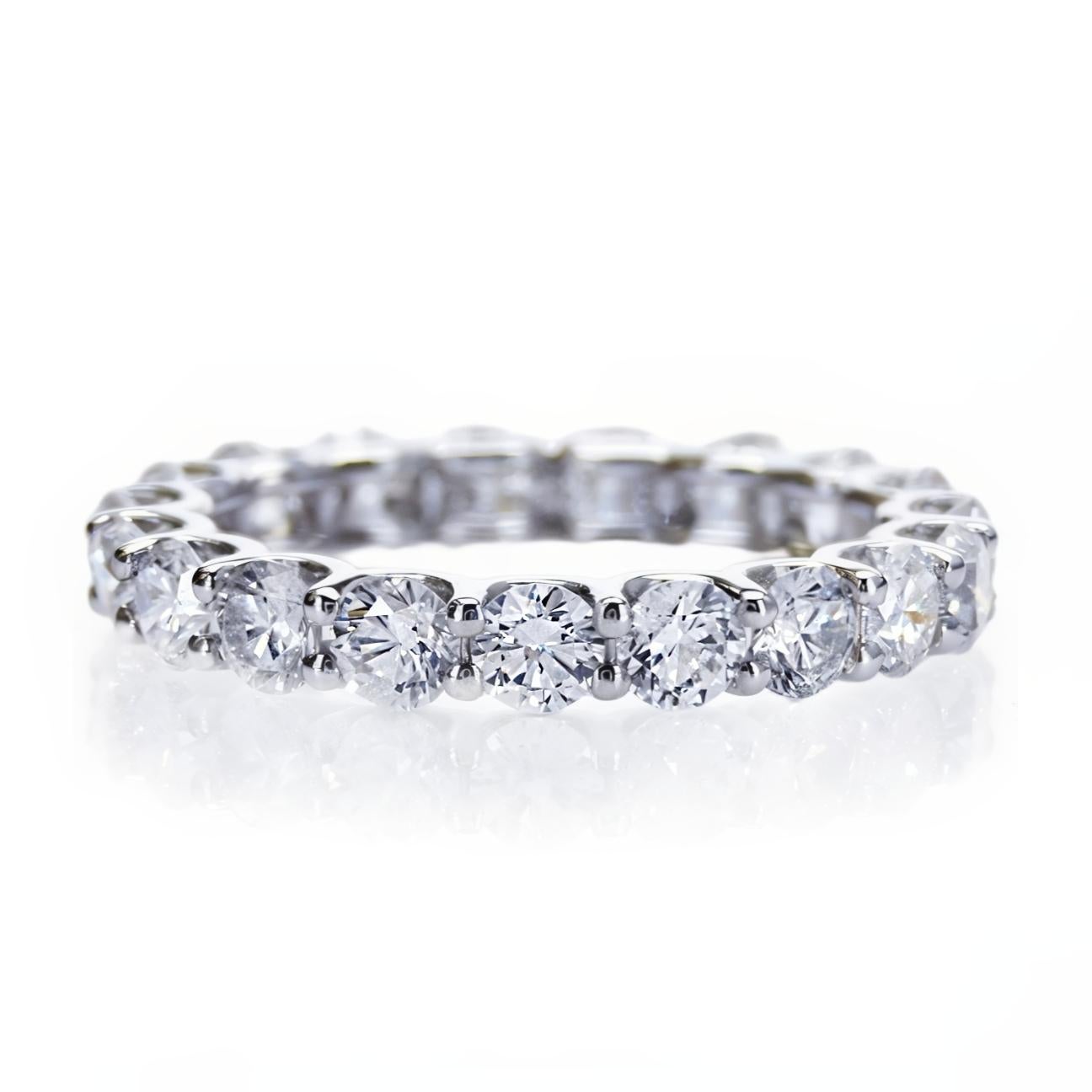 Stupendo anello di eternità in oro bianco 14K con 3,33 carati di diamanti naturali

Oro bianco 14K, 2,19 g (l'oro è stato testato da un professionista)
Peso totale dell'articolo: 2.862 g

Questo lussuoso anello eternità con diamante di alta qualità