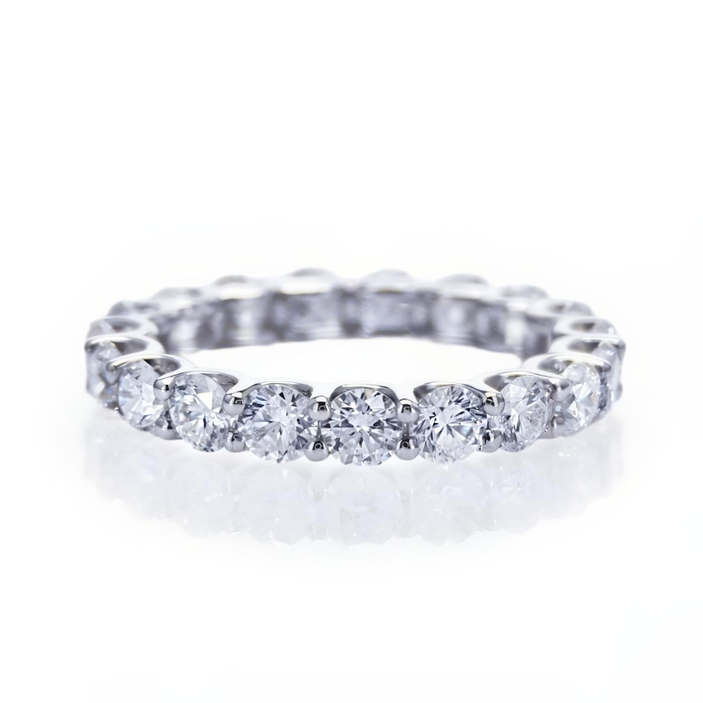 Moderno Stupendo anello di eternità in oro bianco 14K con 3,33 carati di diamanti naturali in vendita