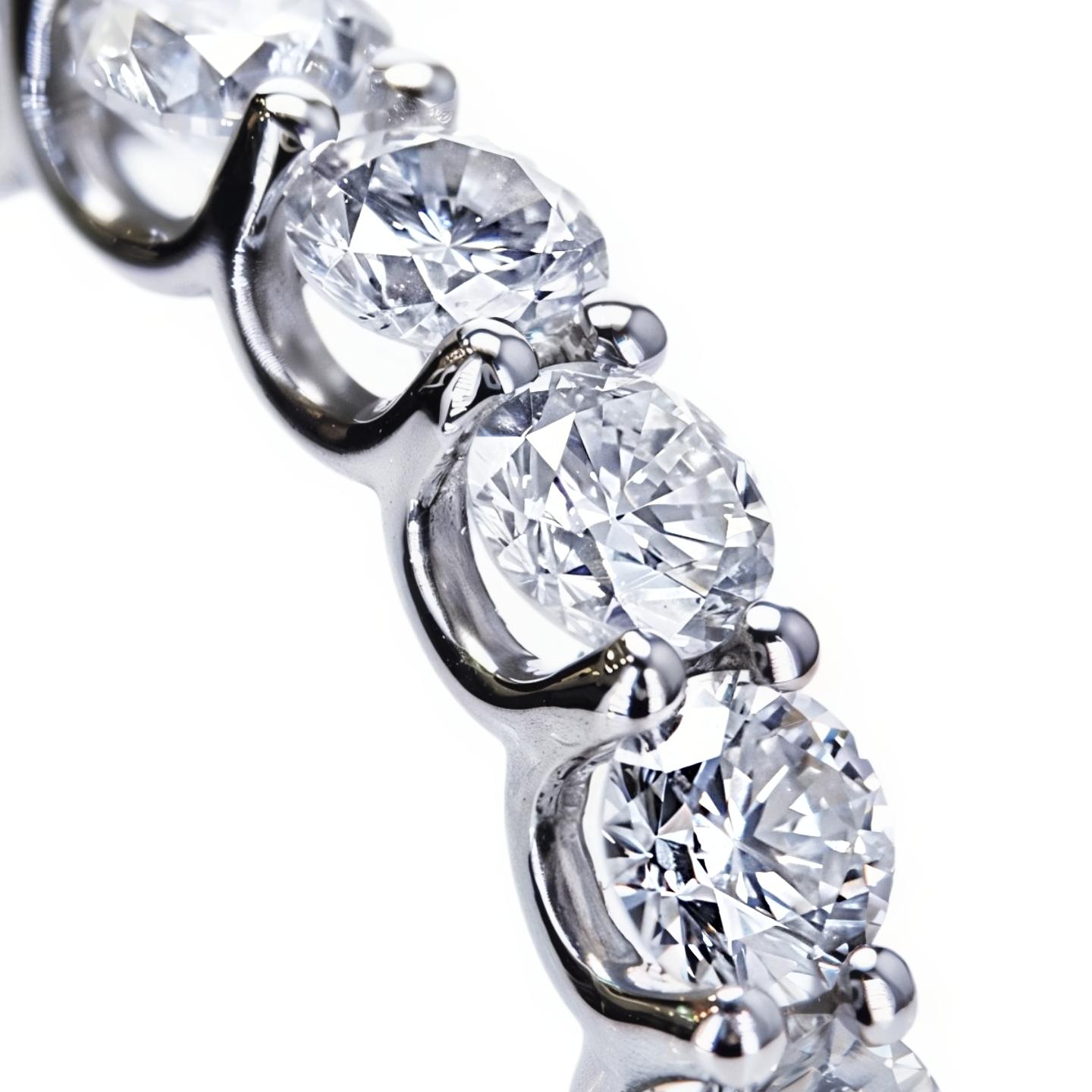 Taglio brillante Stupendo anello di eternità in oro bianco 14K con 3,33 carati di diamanti naturali in vendita