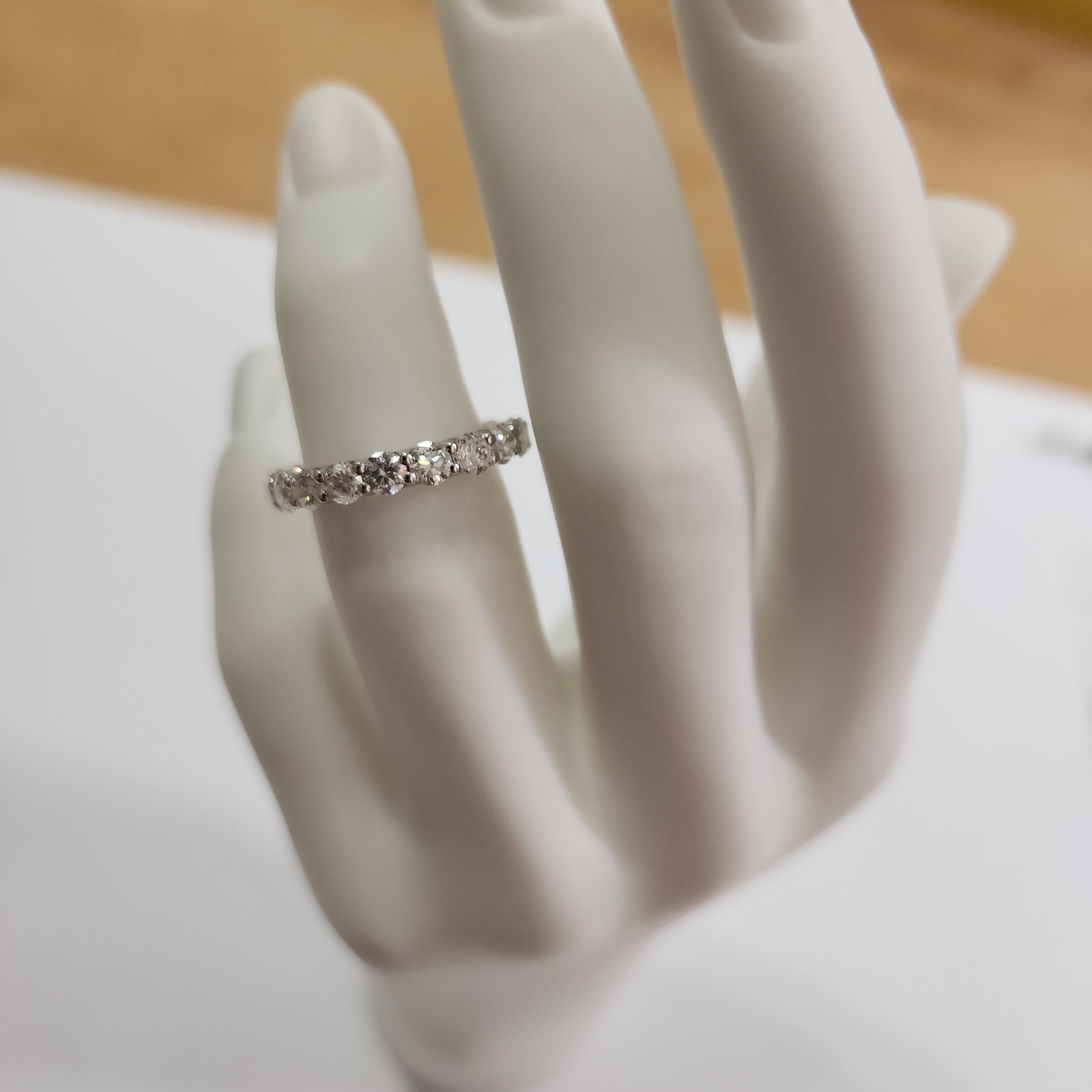 Stupendo anello di eternità in oro bianco 14K con 3,33 carati di diamanti naturali In condizioni Nuovo in vendita a רמת גן, IL