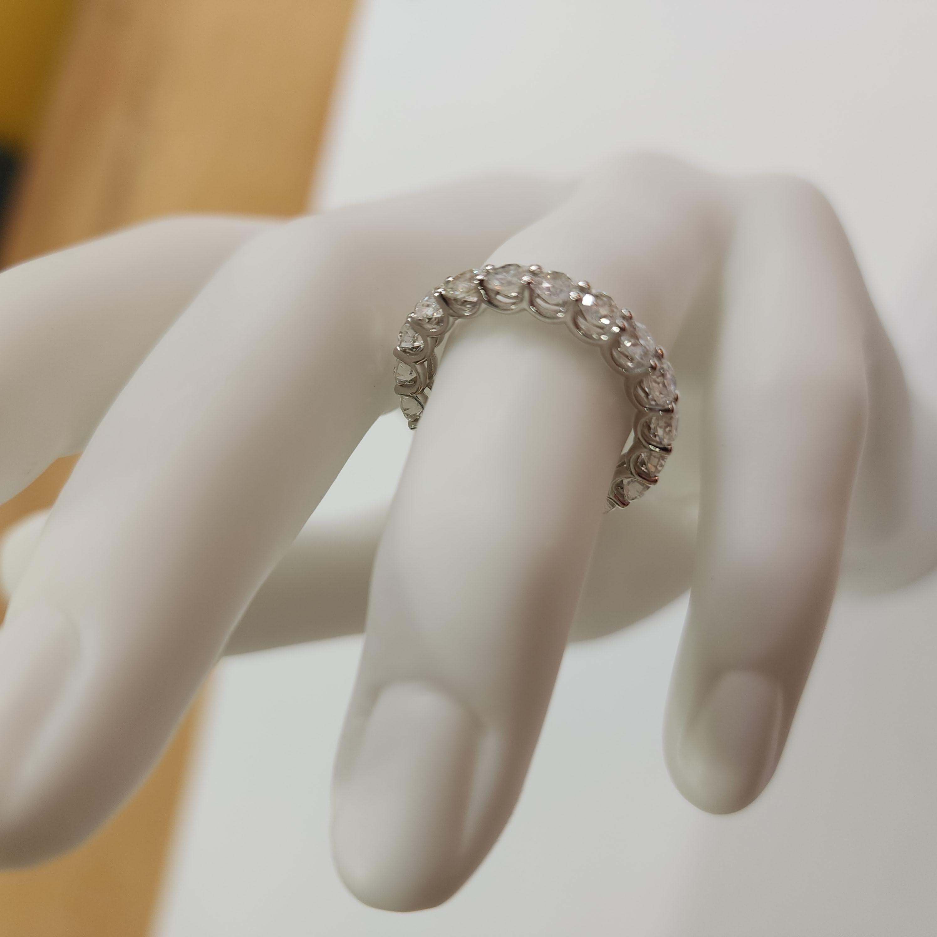 da uomo o donna Stupendo anello di eternità in oro bianco 14K con 3,33 carati di diamanti naturali in vendita