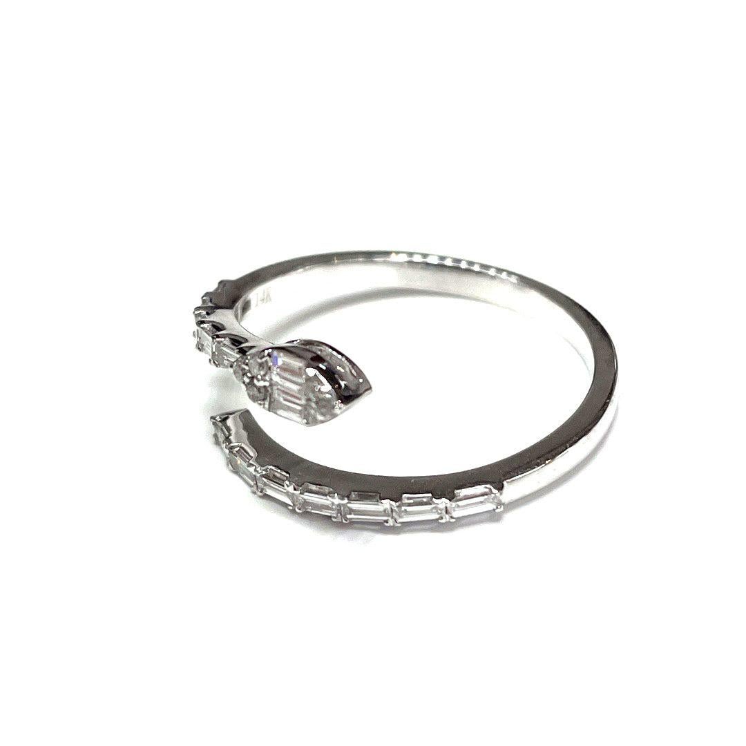 Taille baguette Superbe bague en or blanc 14 carats avec serpent et diamants baguettes en vente