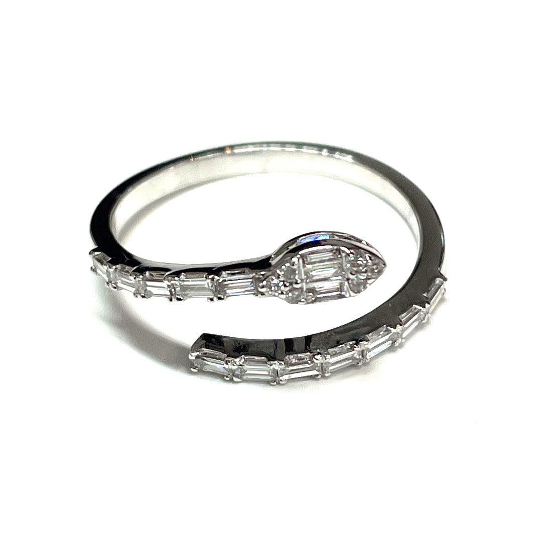 Superbe bague en or blanc 14 carats avec serpent et diamants baguettes Bon état - En vente à New York, NY