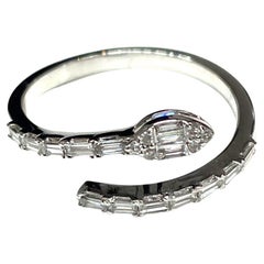 Superbe bague en or blanc 14 carats avec serpent et diamants baguettes