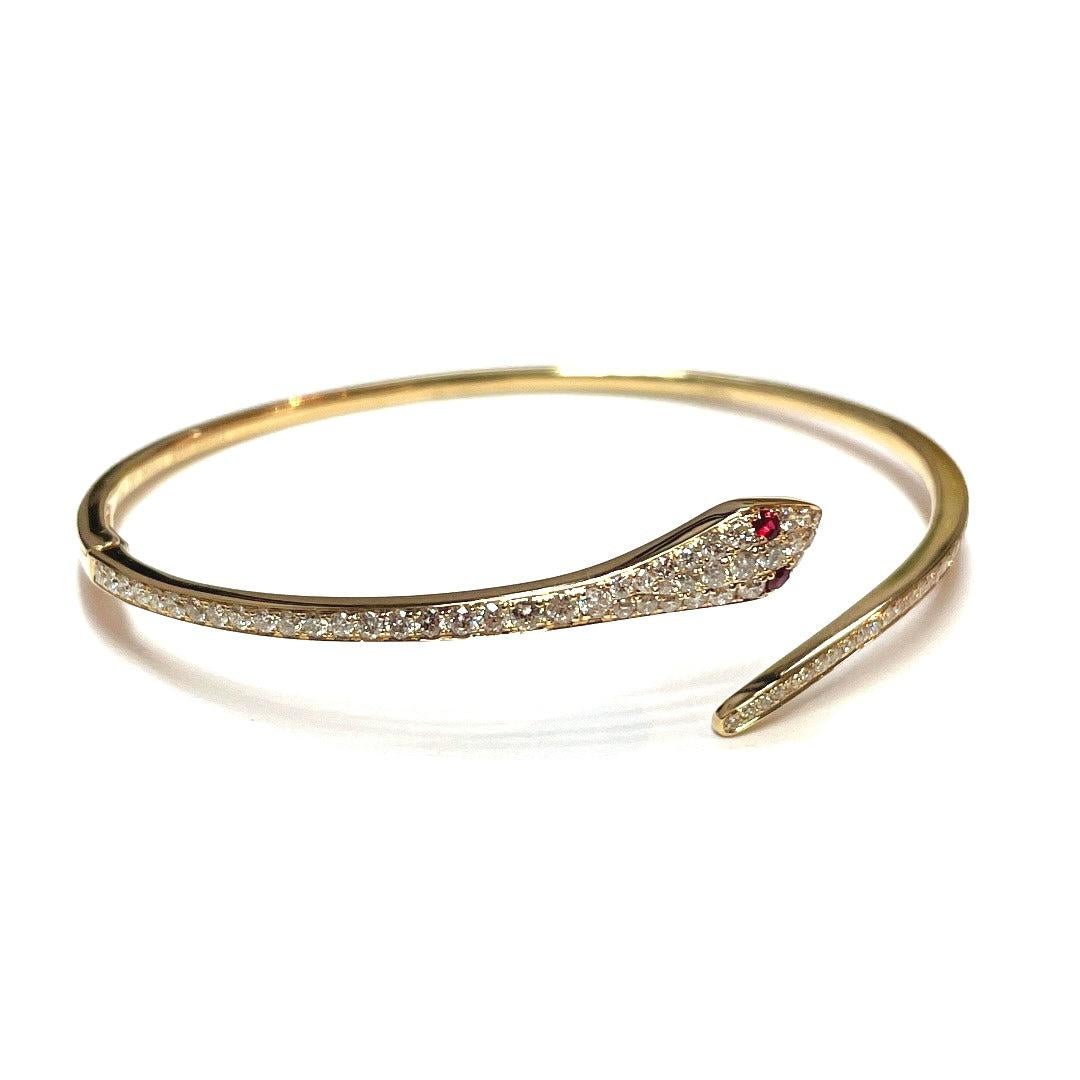 Ce magnifique bracelet serpent pèse 9,89 grammes en or blanc massif 14k, soit environ 0,92 carat au total, avec d'élégants yeux en rubis.

