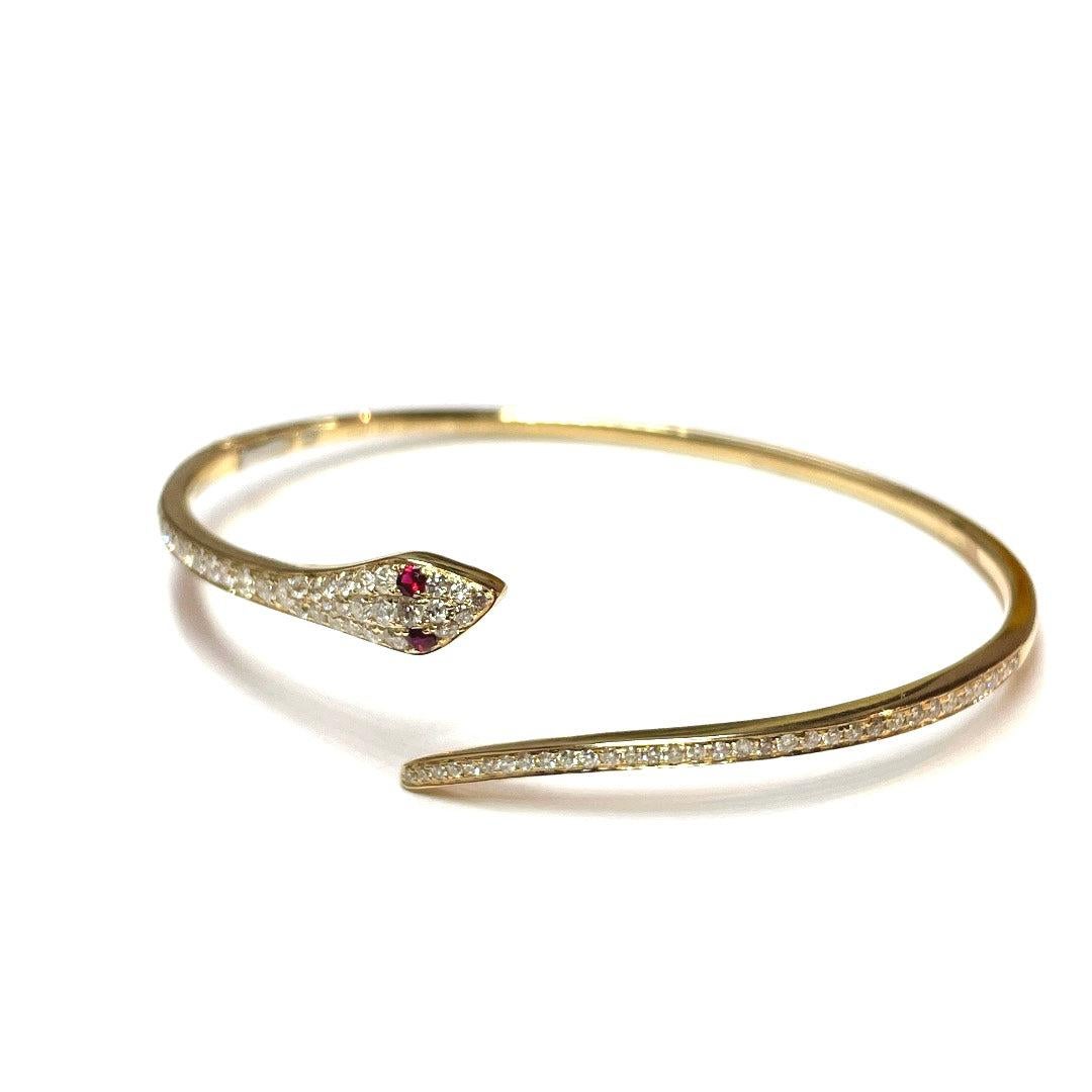 Round Cut Stunning 14k Yellow Gold Detailed Snake Diamond Bracelet For Sale