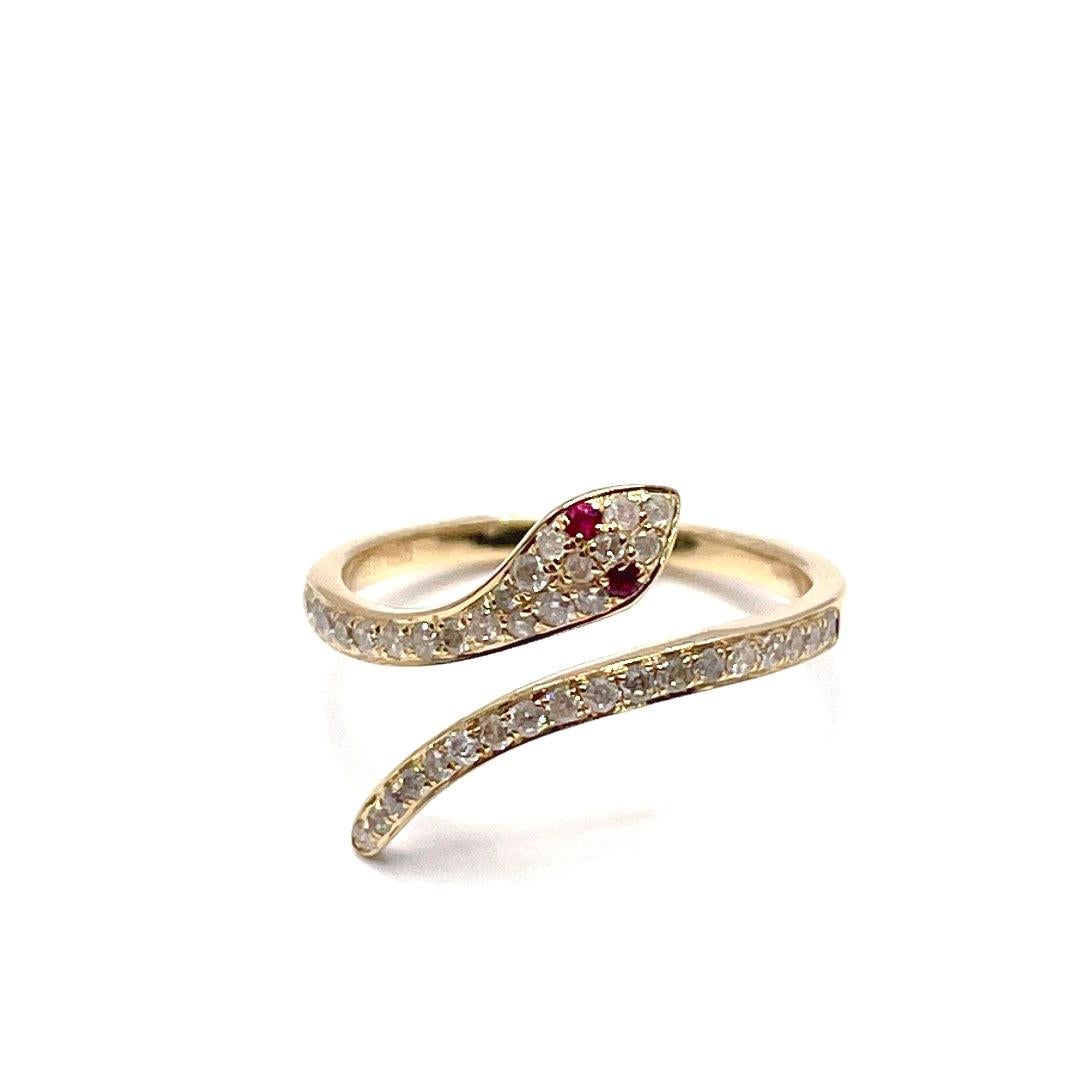 Stunning 14k Yellow Gold Diamond and Ruby Snake Ring In Good Condition For Sale In New York, NY