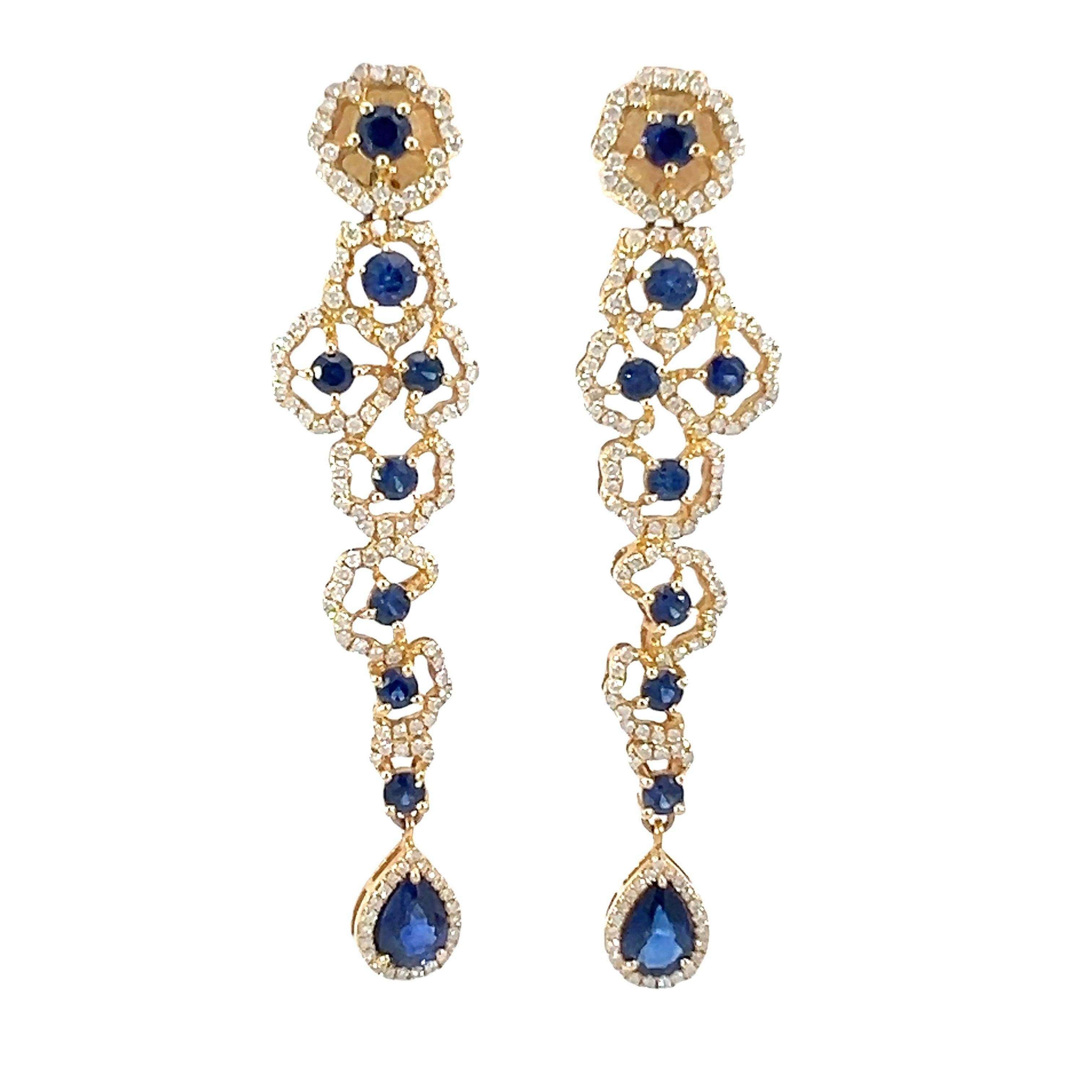 Ces magnifiques boucles d'oreilles présentent un design complexe avec un spectaculaire saphir bleu naturel de 3,39 carats et des diamants de 1,17 carat délicatement sertis dans un cadre en or jaune 14kt. Les boucles d'oreilles en saphir en forme de