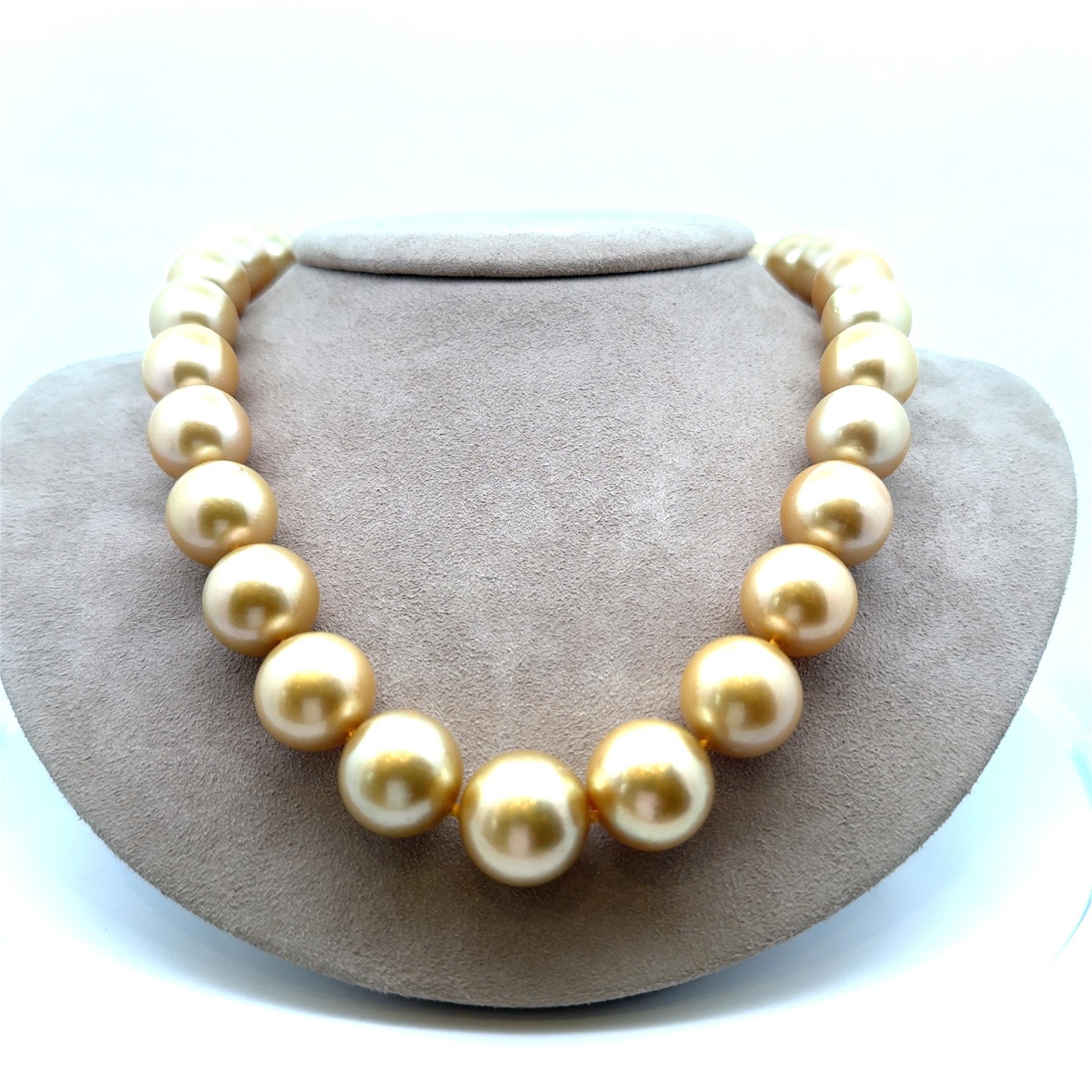 Stunning 15-17mm Golden South Sea Pearl Diamond Pave 18k Yellow Gold Necklace In New Condition For Sale In Beverly Hills, CA