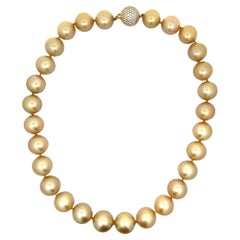 Superbe collier en or jaune 18 carats pavé de perles des mers du Sud dorées de 15-17 mm et de diamants