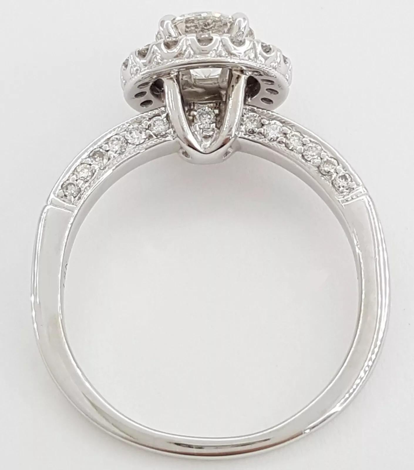 💍 Stupendo anello di fidanzamento con diamante aureolato da 1,5 carati 💍

Rendi indimenticabile la tua proposta di matrimonio con questo squisito anello di fidanzamento in oro bianco 18k! 

✨ Caratteristiche:

A. Stone: Splendido diamante rotondo