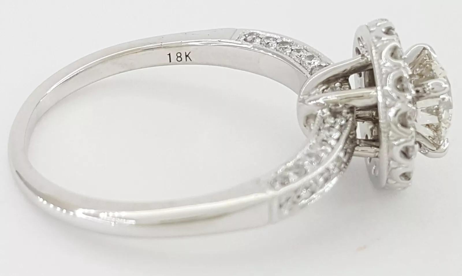 Contemporaneo Stupendo anello di fidanzamento con diamante aureolato da 1,5 carati in vendita