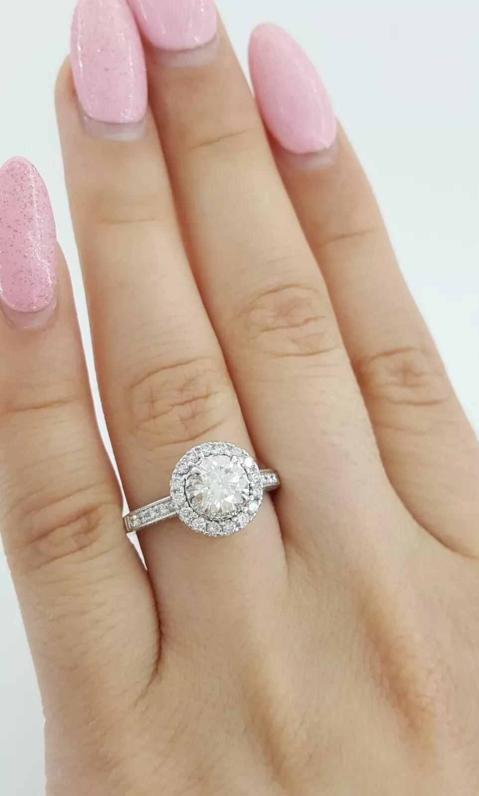 Taglio rotondo Stupendo anello di fidanzamento con diamante aureolato da 1,5 carati in vendita