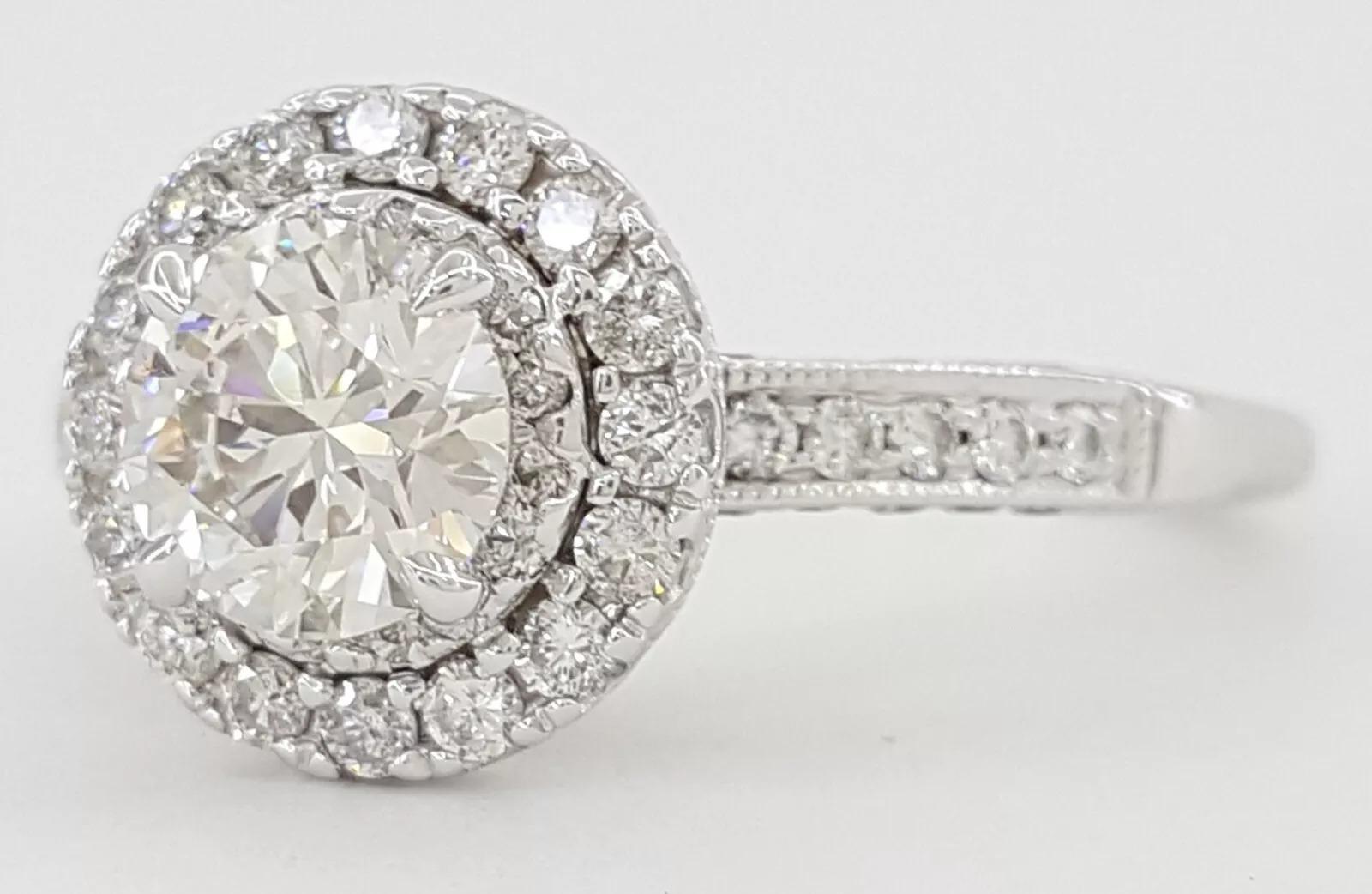 Stupendo anello di fidanzamento con diamante aureolato da 1,5 carati In condizioni Nuovo in vendita a Chicago, IL