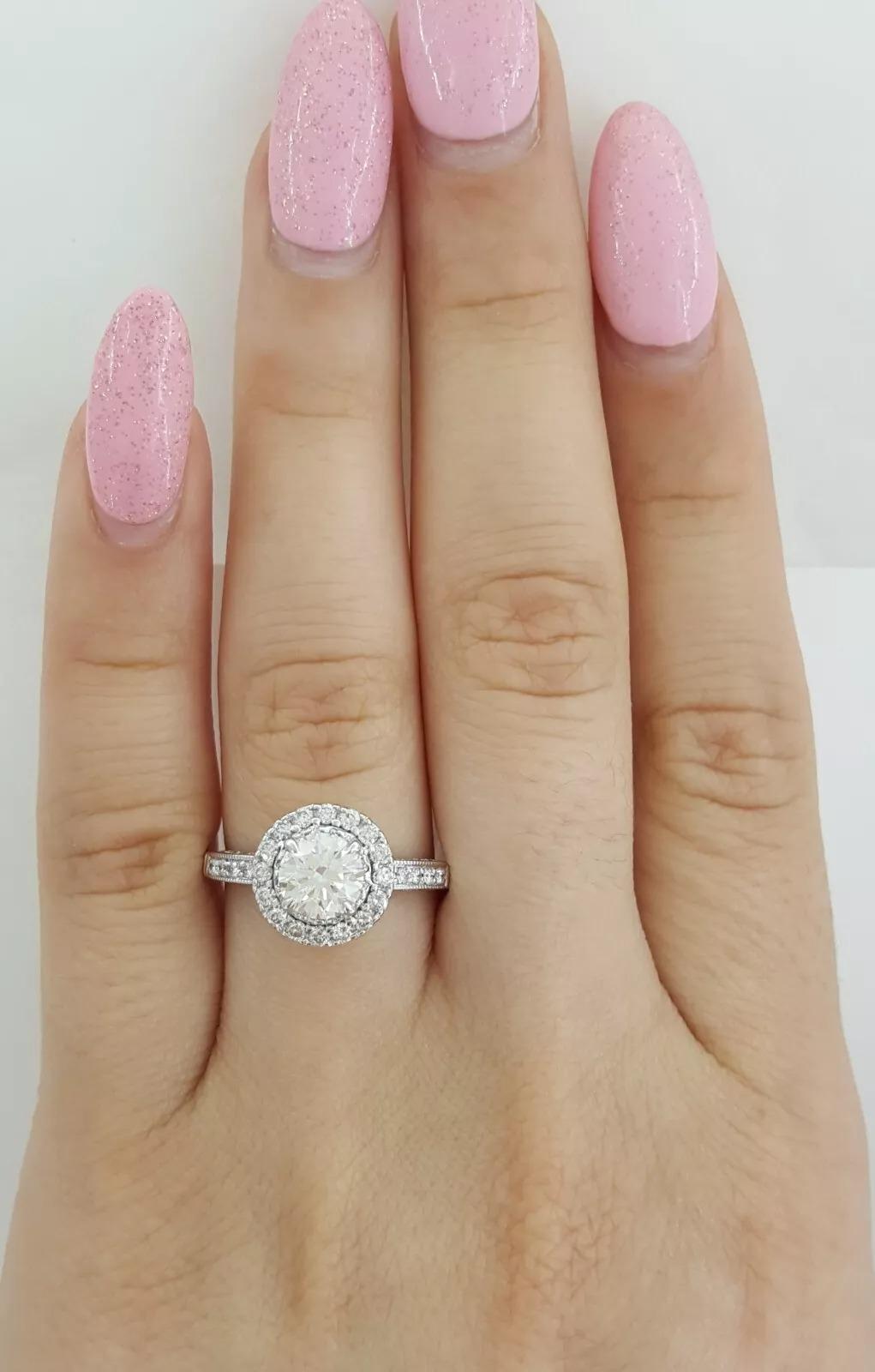 Donna Stupendo anello di fidanzamento con diamante aureolato da 1,5 carati in vendita