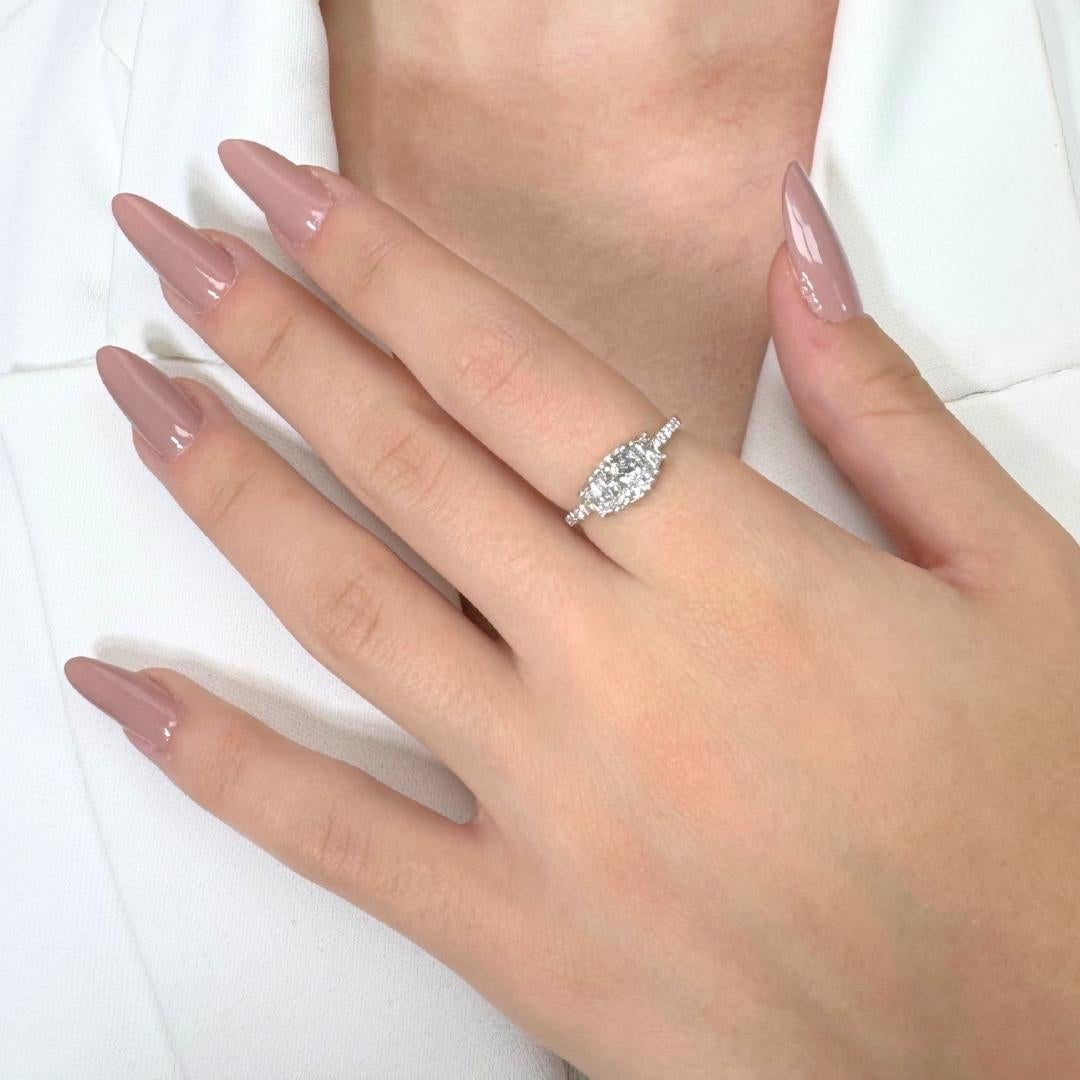 Whiting 1,50ct Diamonds 3-Stone Ring in 18k White Gold - IGI Certified (bague à 3 pierres en or blanc 18 carats)

Cette éblouissante bague en or blanc 18 carats est une symphonie de précision et de pureté, centrée sur un diamant taille coussin de