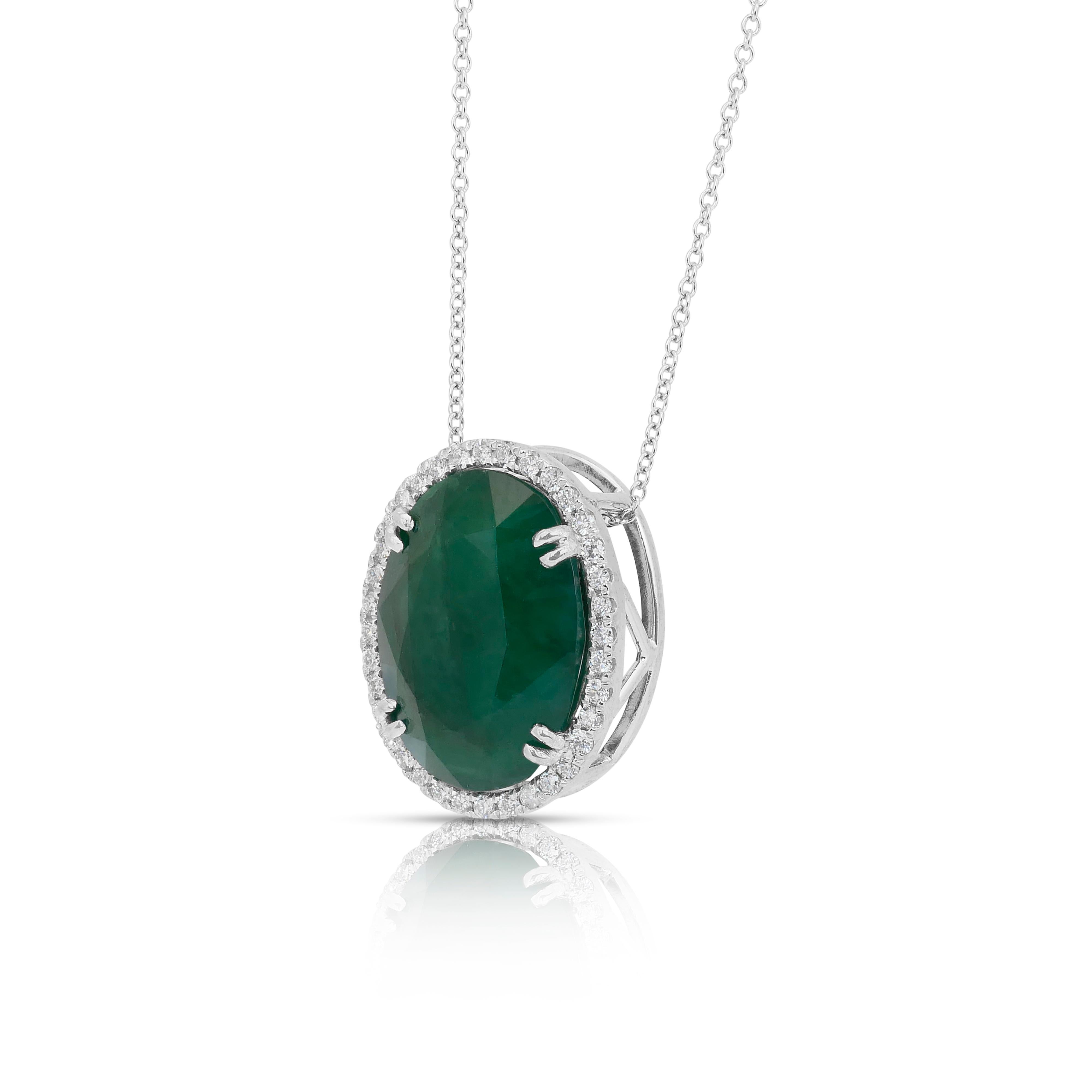 Stunning 15.30ct Emerald and Diamonds Necklace with Pendant in 18k White Gold In New Condition For Sale In רמת גן, IL