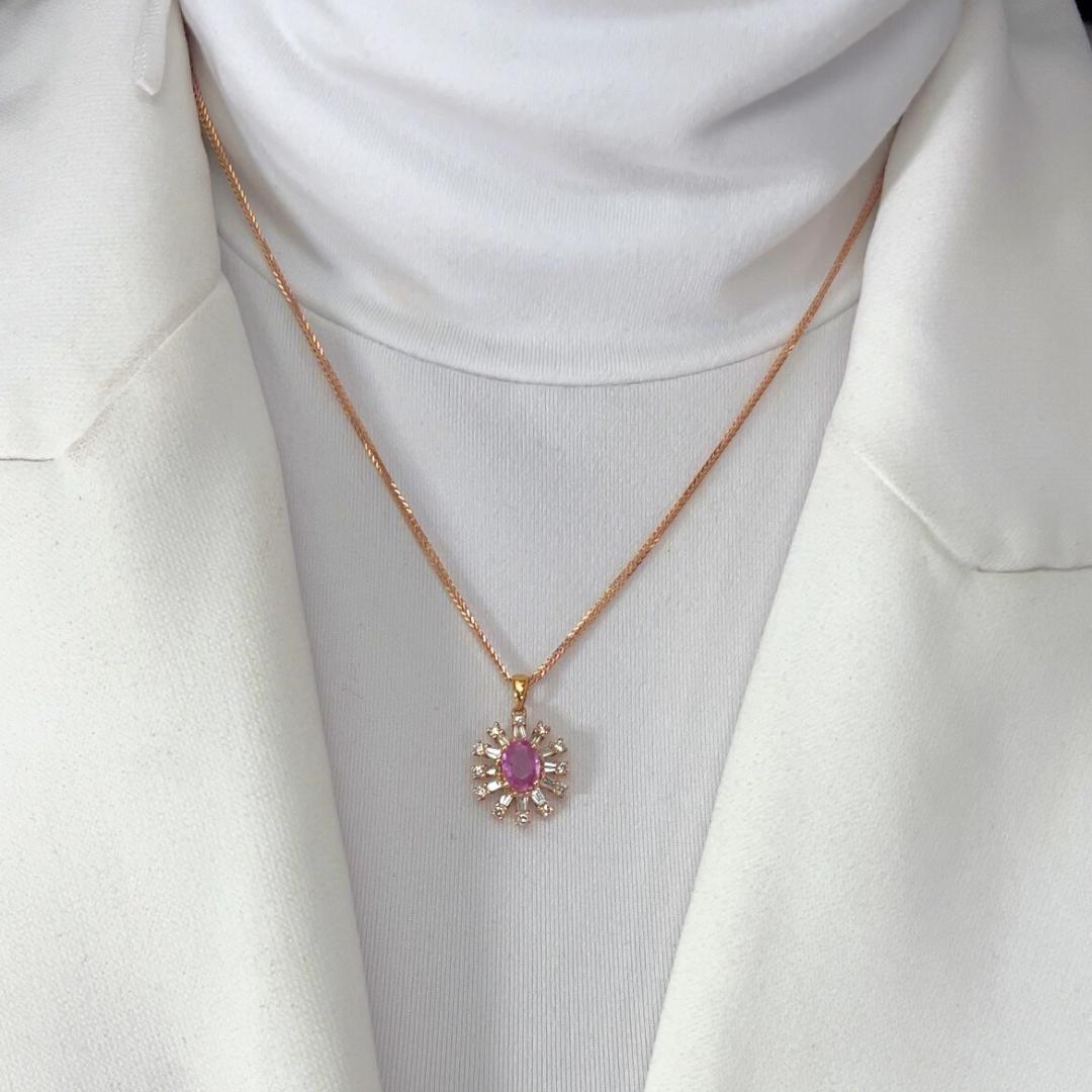 Stunning 1.59ct Sapphire and Diamonds Necklace with Pendant in 18k Rose Gold - IGI Certified

A symbol of romance and sophistication, this 18K rose gold necklace features a stunning 1.11ct oval-cut pink sapphire, radiating warmth and femininity.