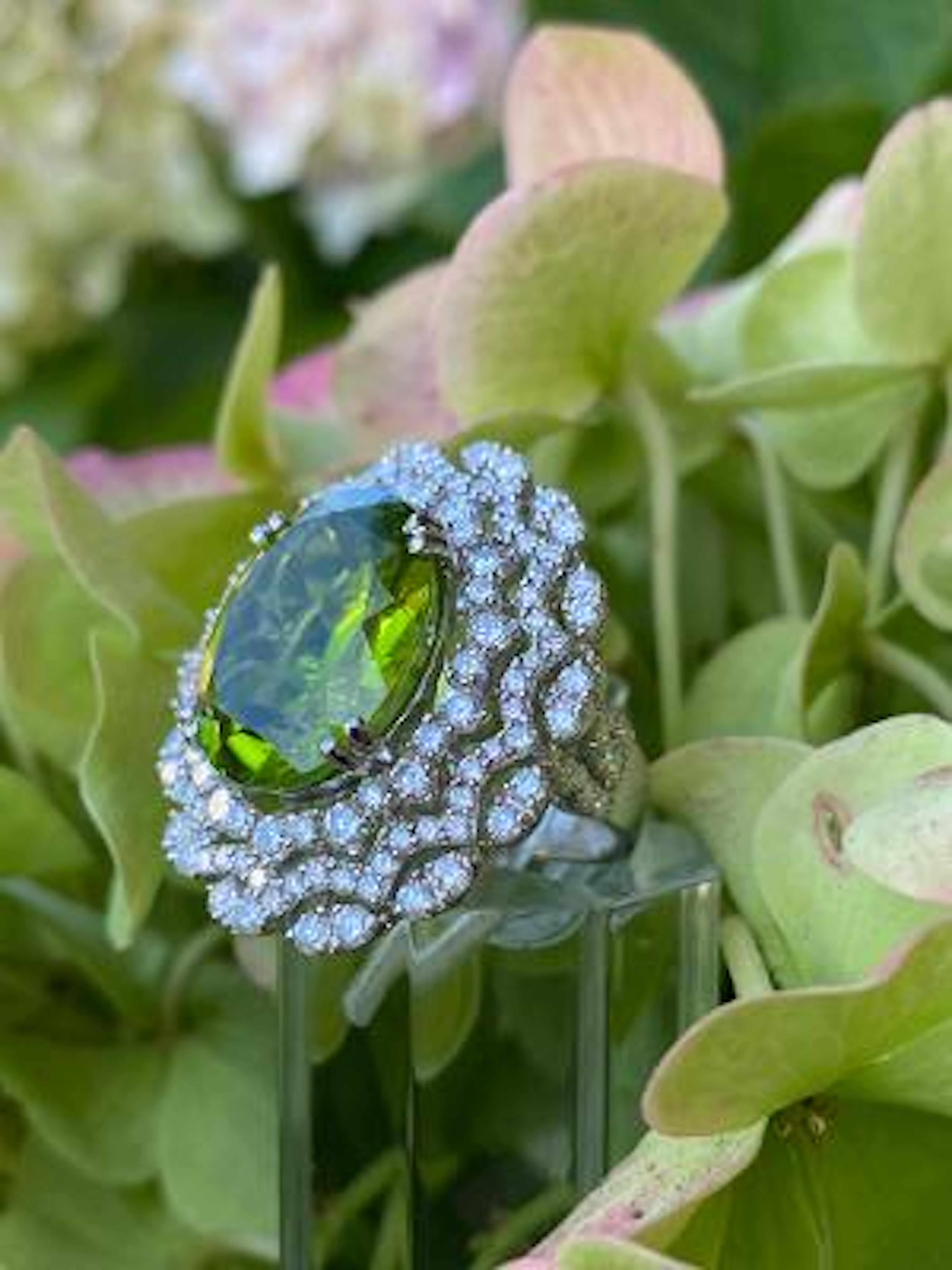 August Birthstone 16 Carat Large Vivid Peridot and Diamond 18 Karat Gold Ring In Excellent Condition In Tustin, CA