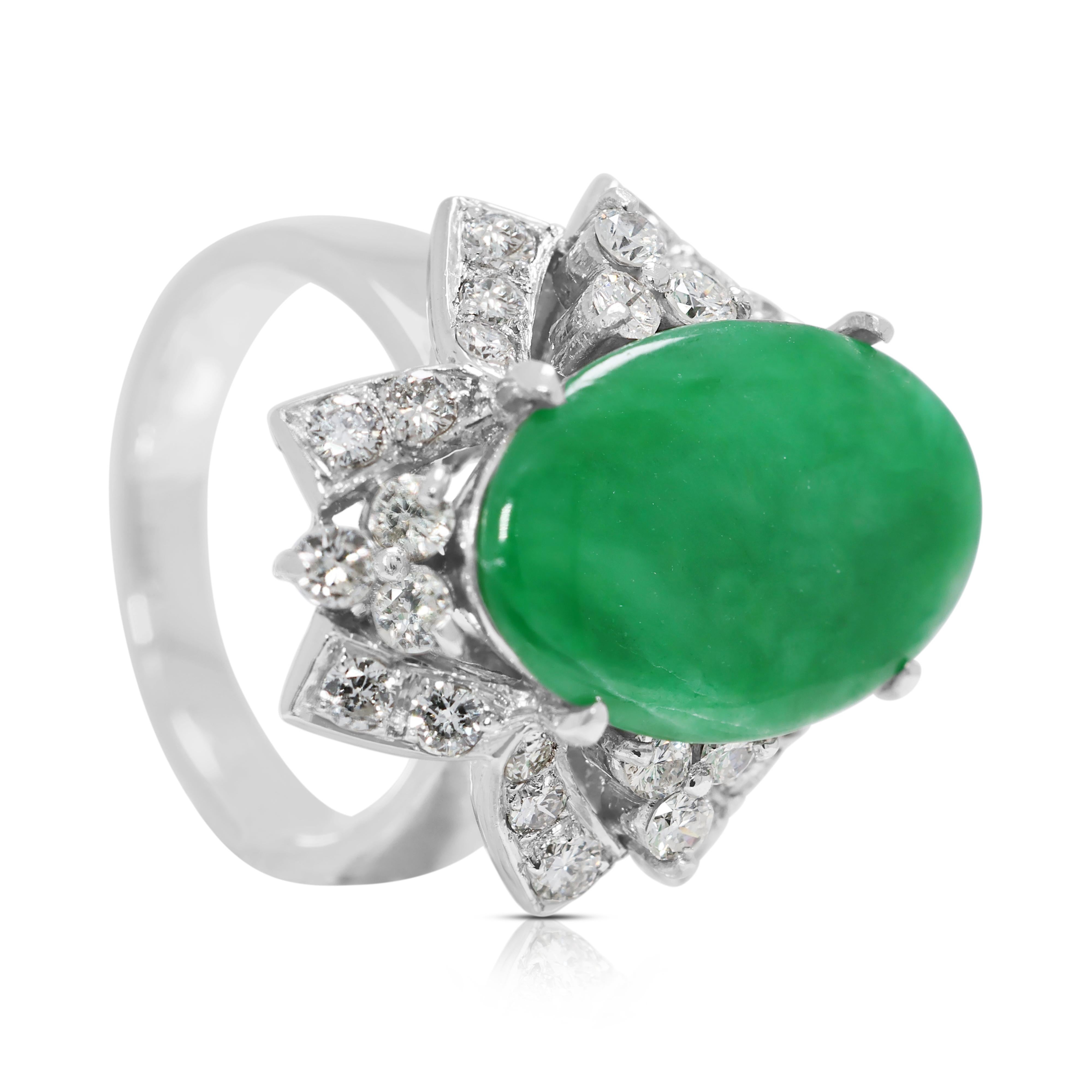 Stupendo anello a grappolo di giada e diamanti naturali da 1,64 carati in oro bianco 7K In condizioni ottime in vendita a רמת גן, IL