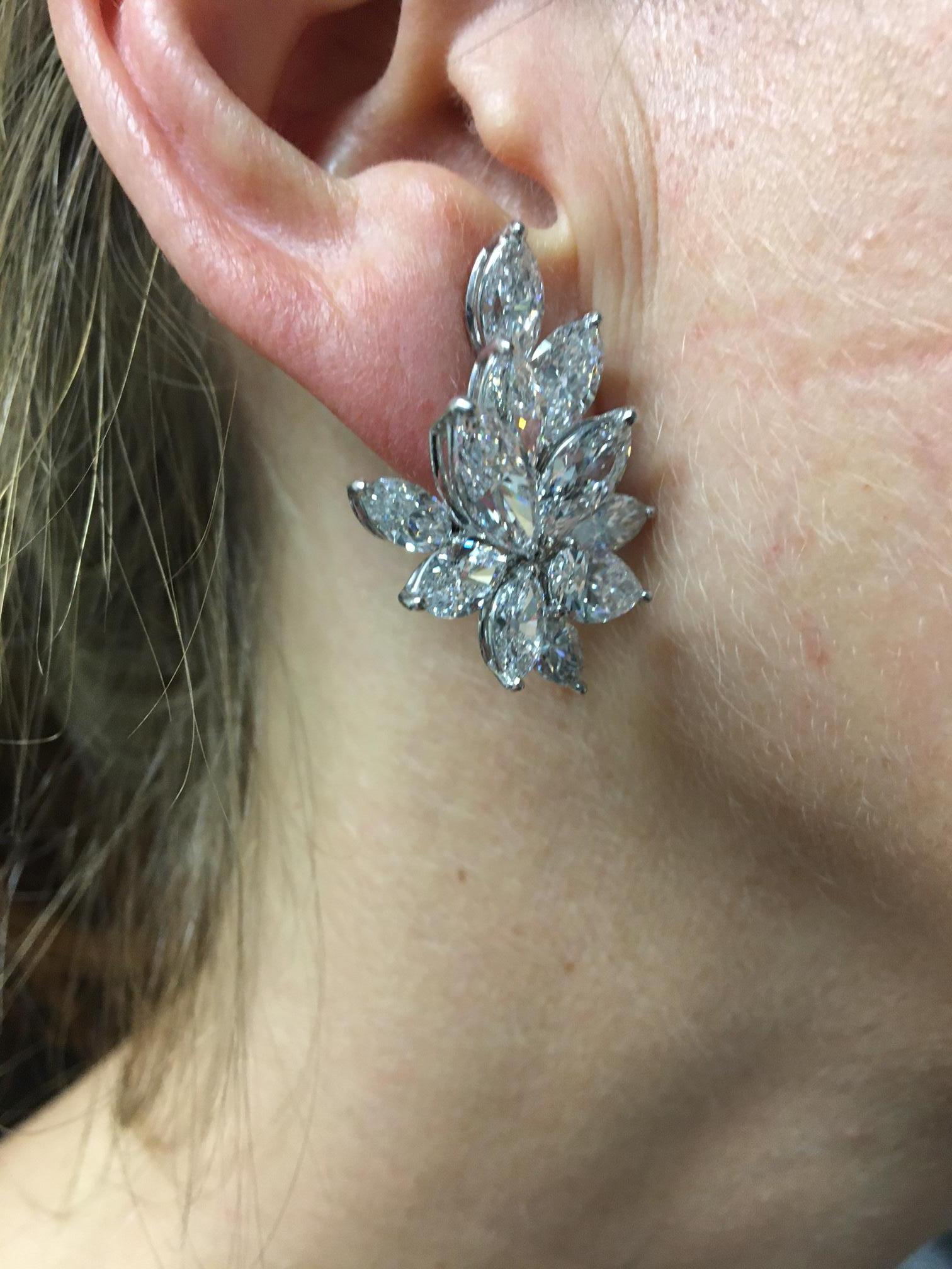 Atemberaubende 16,58 Karat GIA zertifizierte Diamant Platin Cluster-Ohrringe im Zustand „Hervorragend“ im Angebot in New York, NY