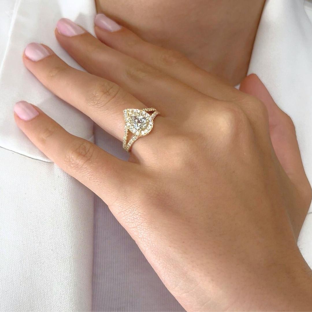 Superbe bague en or jaune 18k avec halo de diamants de 1,69ct - certifié IGI

Fusion gracieuse du charme vintage et de l'éclat radieux, cette bague halo en or jaune 18 carats met en valeur un diamant en forme de poire de 1,01 carat avec un éclat