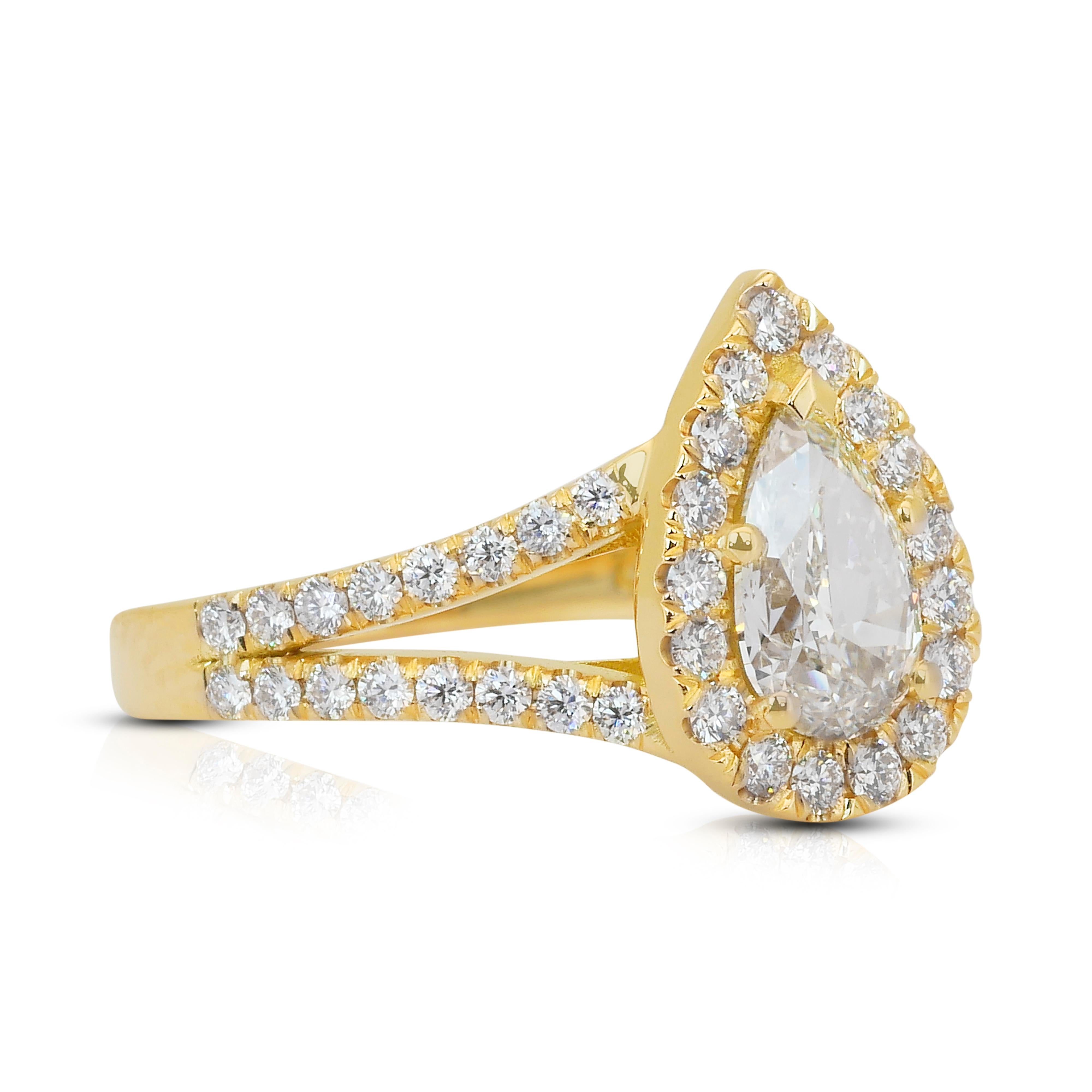 Taille poire Superbe bague en or jaune 18k avec halo de diamants de 1,69ct - certifié IGI en vente