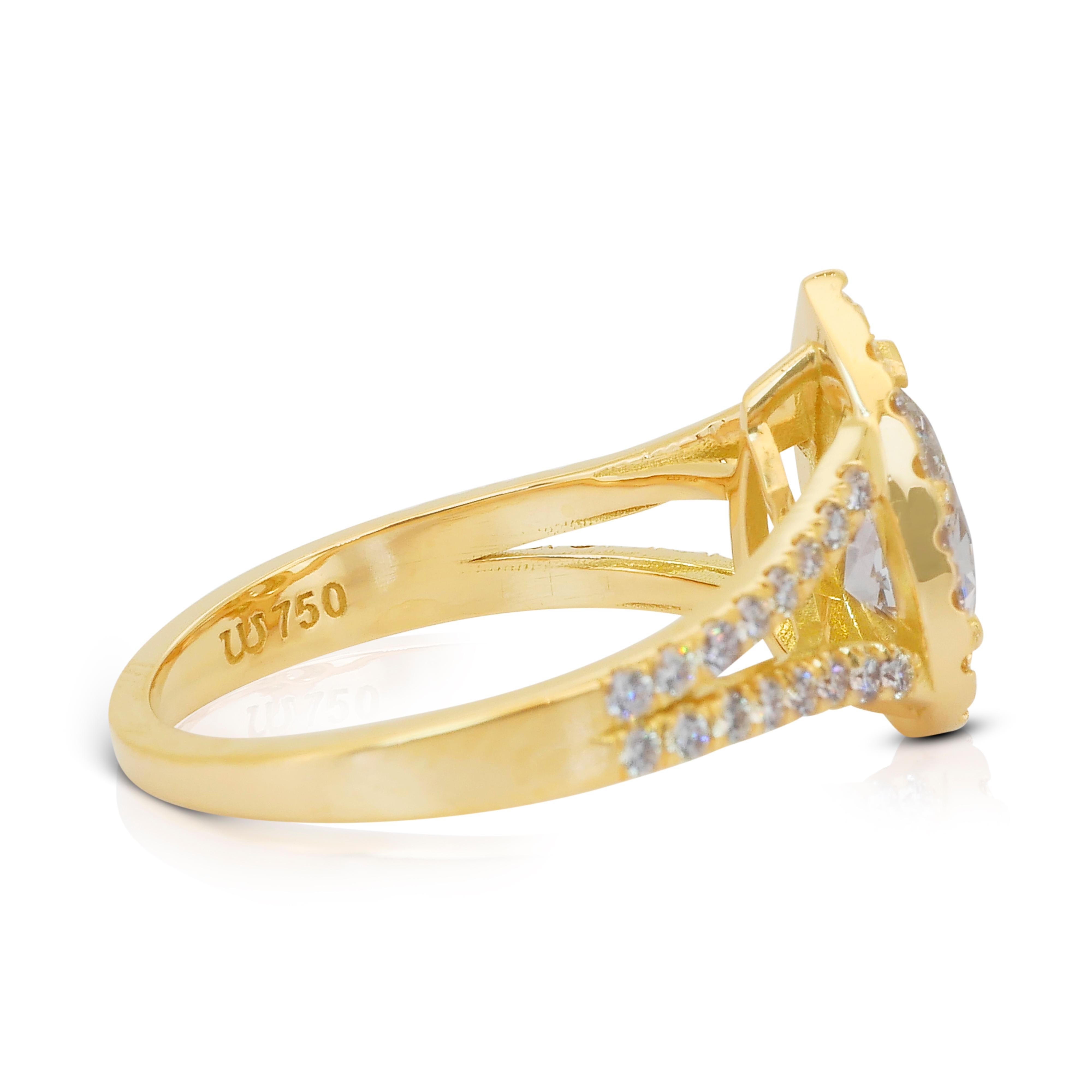 Superbe bague en or jaune 18k avec halo de diamants de 1,69ct - certifié IGI Neuf - En vente à רמת גן, IL