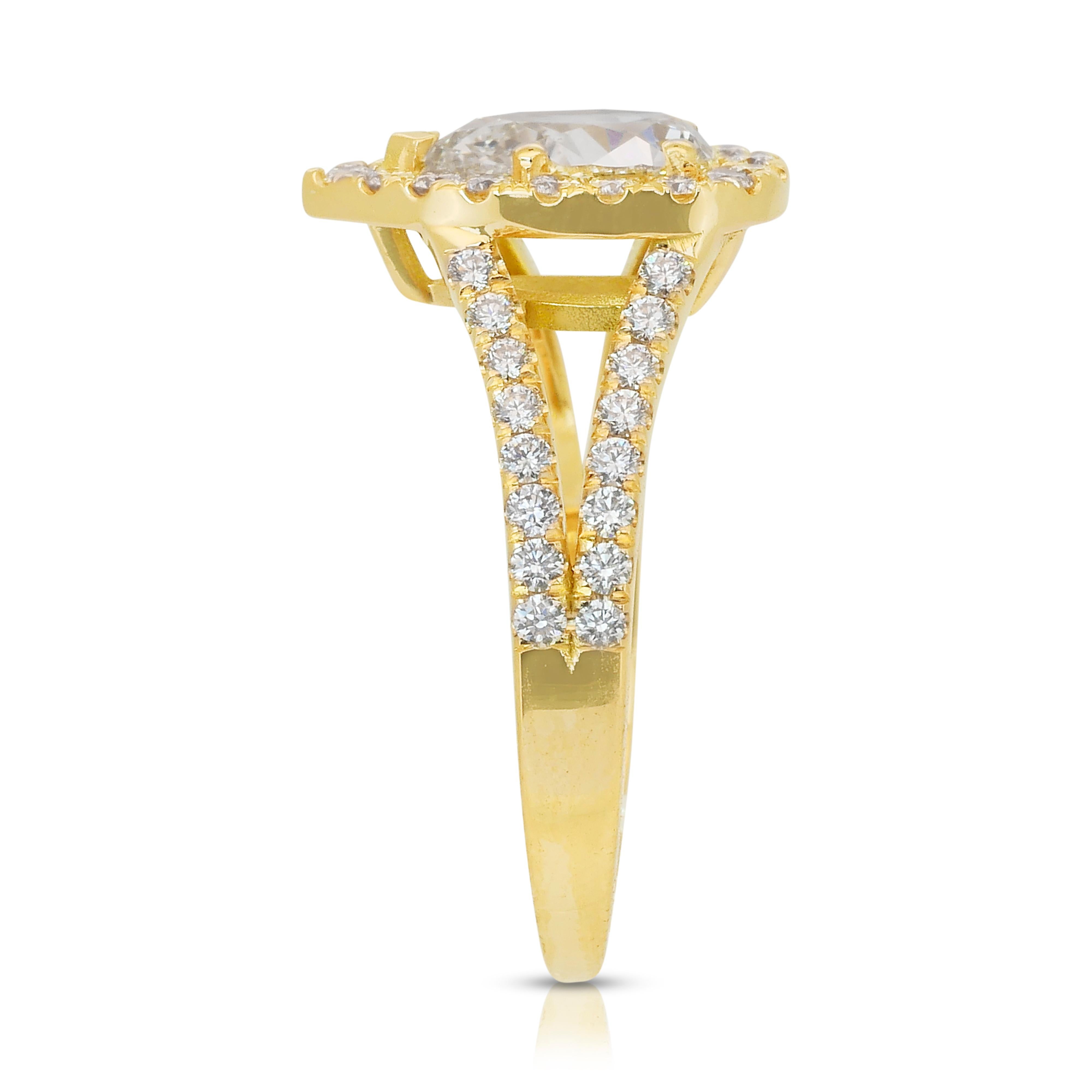 Superbe bague en or jaune 18k avec halo de diamants de 1,69ct - certifié IGI en vente 2
