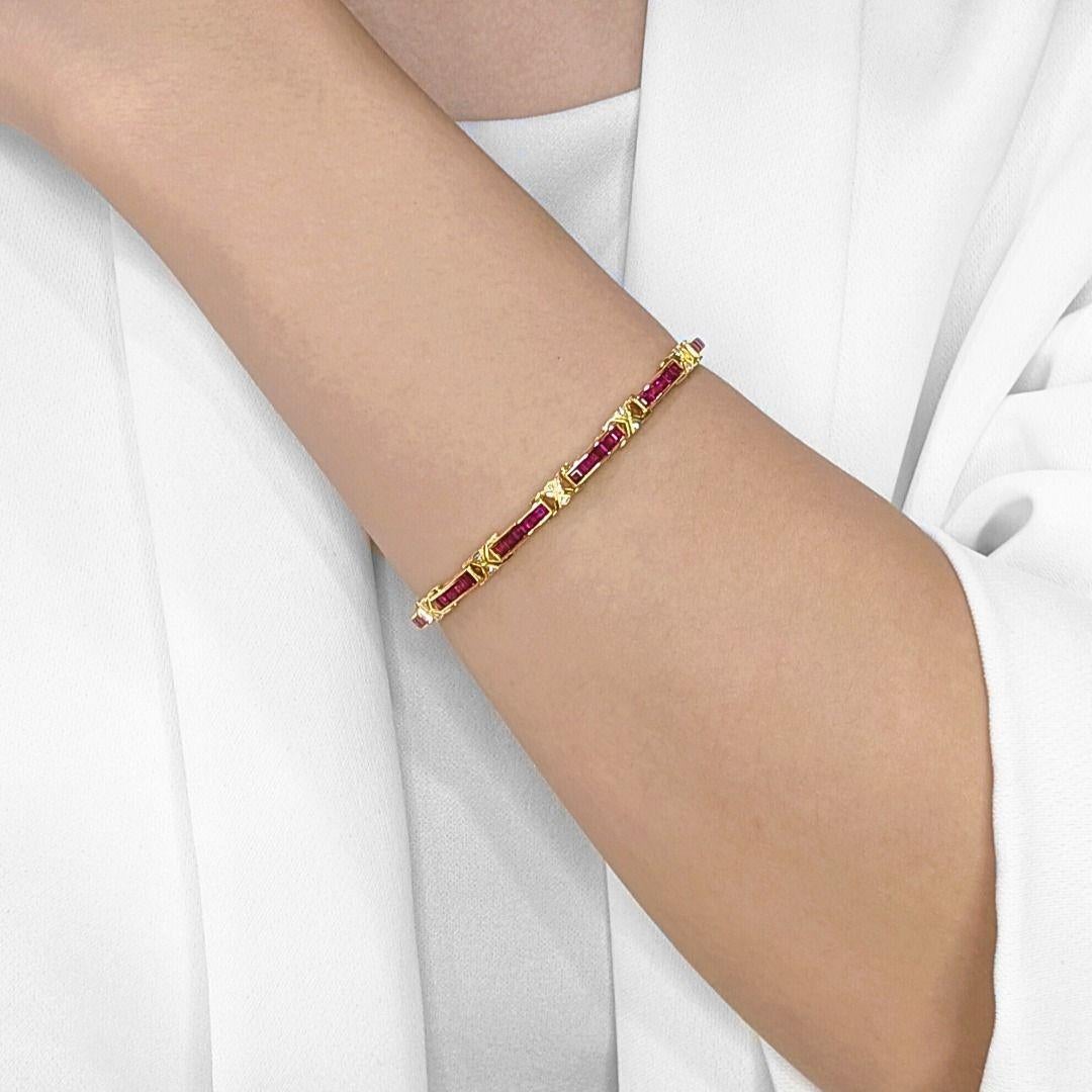 Aggiungi un tocco di colore alla tua collezione con questo squisito bracciale in oro giallo 18 carati, che mostra un'eleganza senza tempo e un fascino vibrante. Con 55 rubini taglio princess per un totale di 1,6 carati, le ricche pietre rosse sono